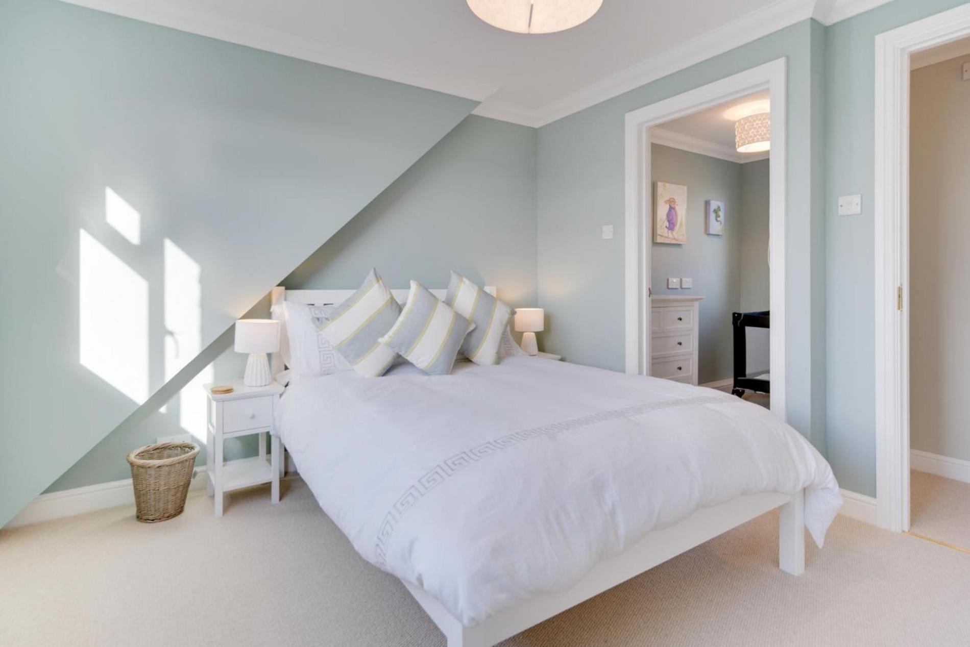 Five-Bedroom House photo 1