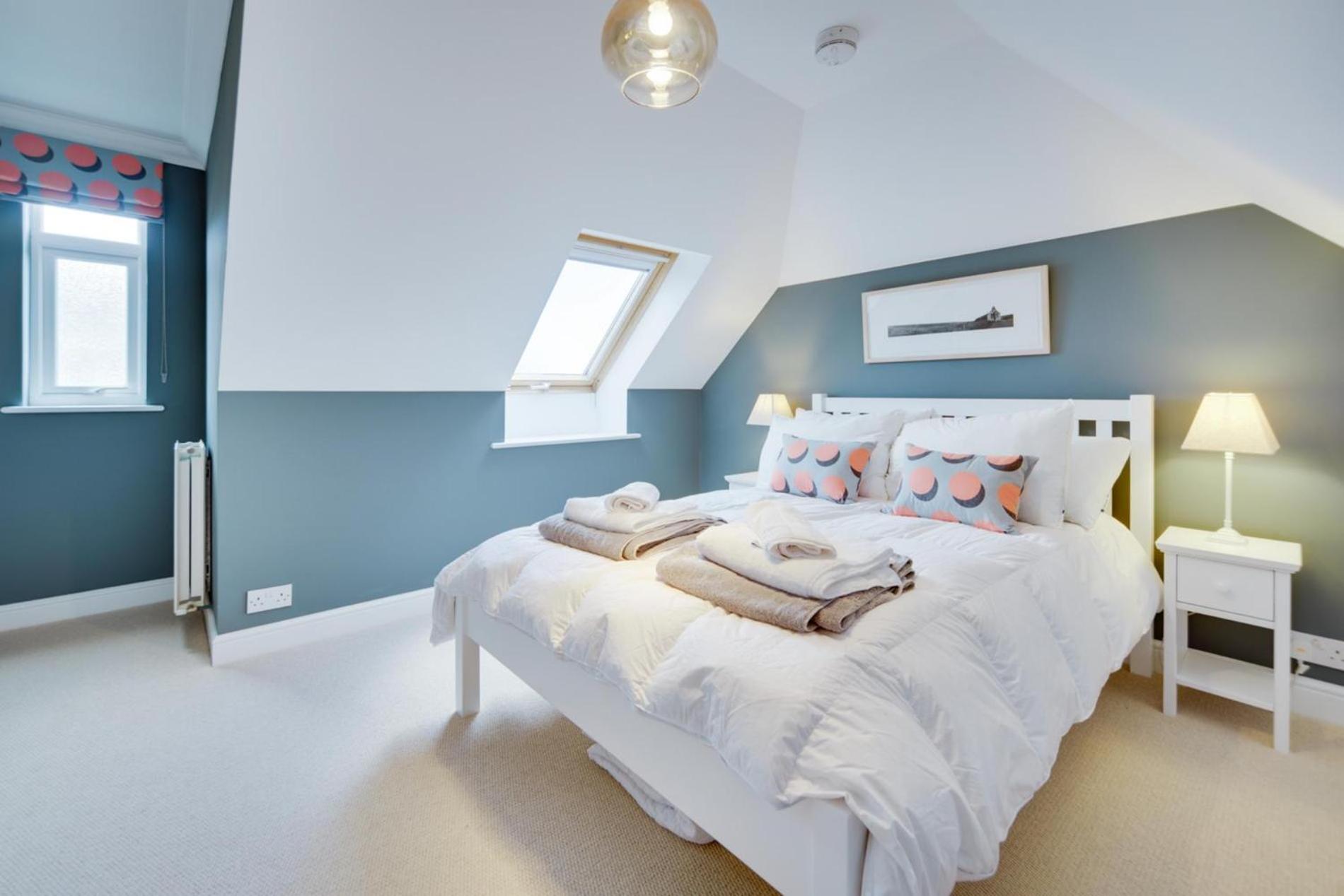 Five-Bedroom House photo 2