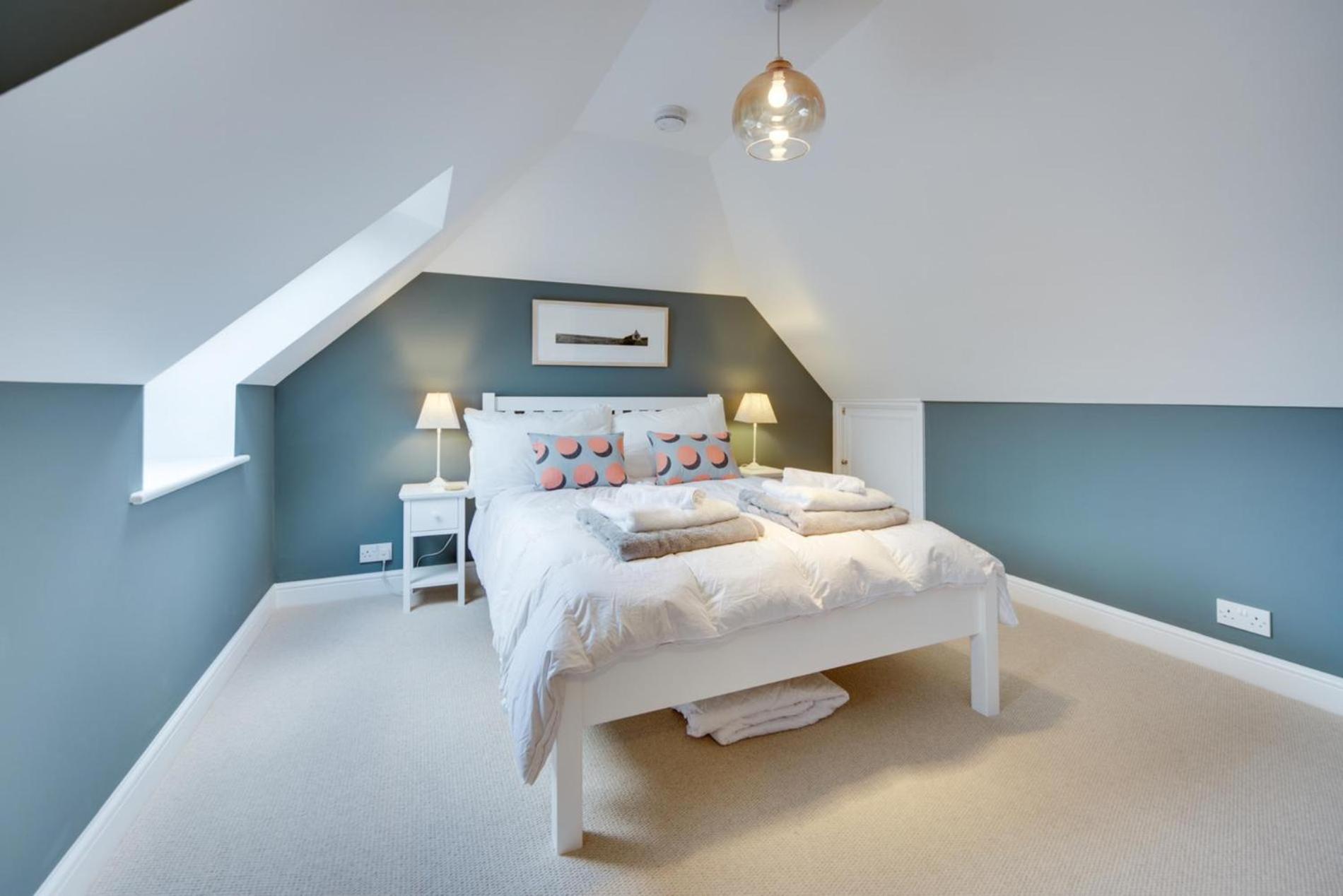 Five-Bedroom House photo 3