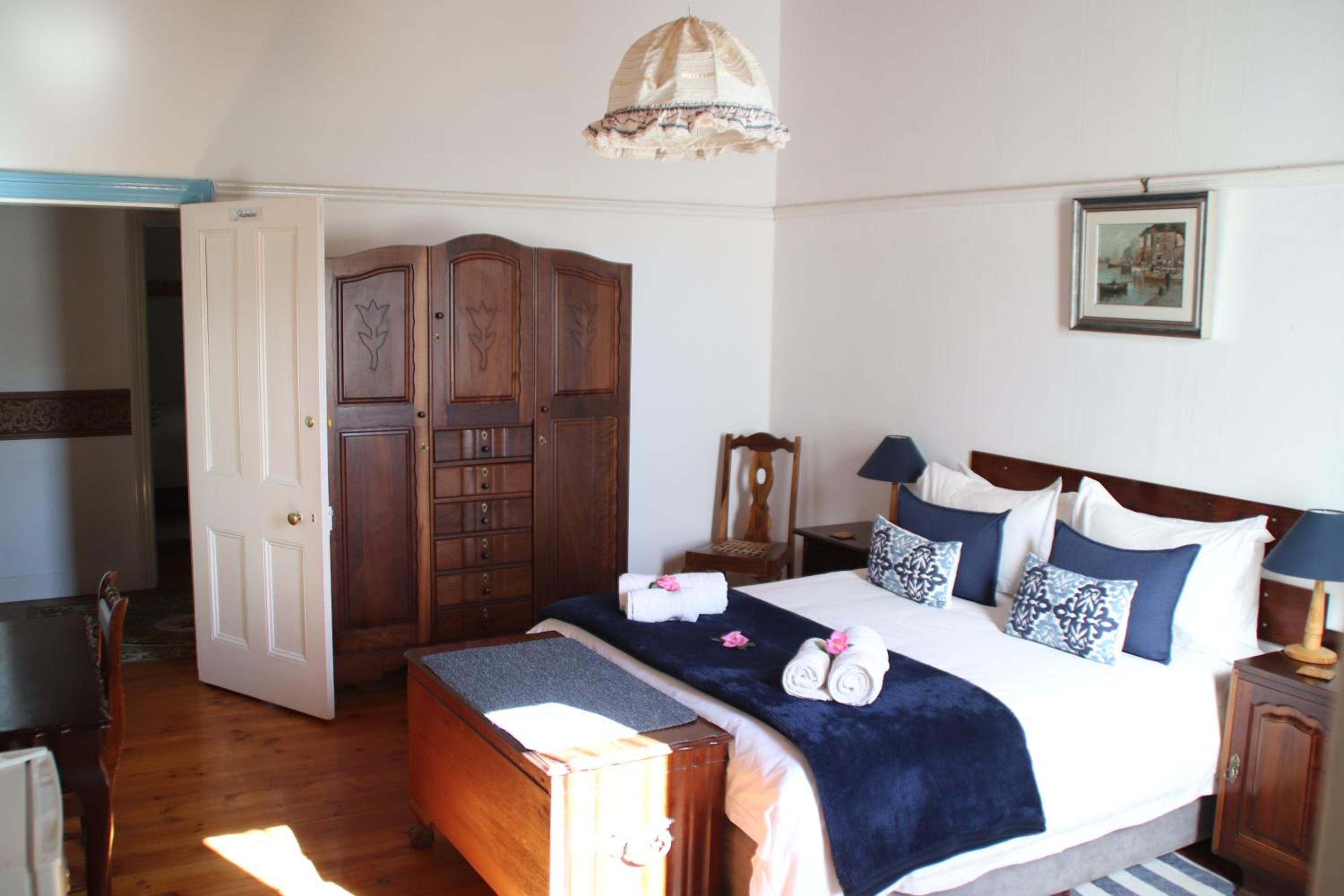 Queen Room photo 2