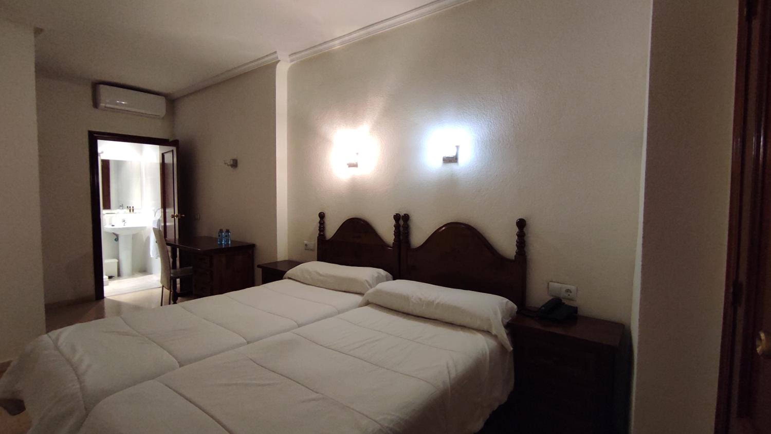 Twin Room - Photo 9