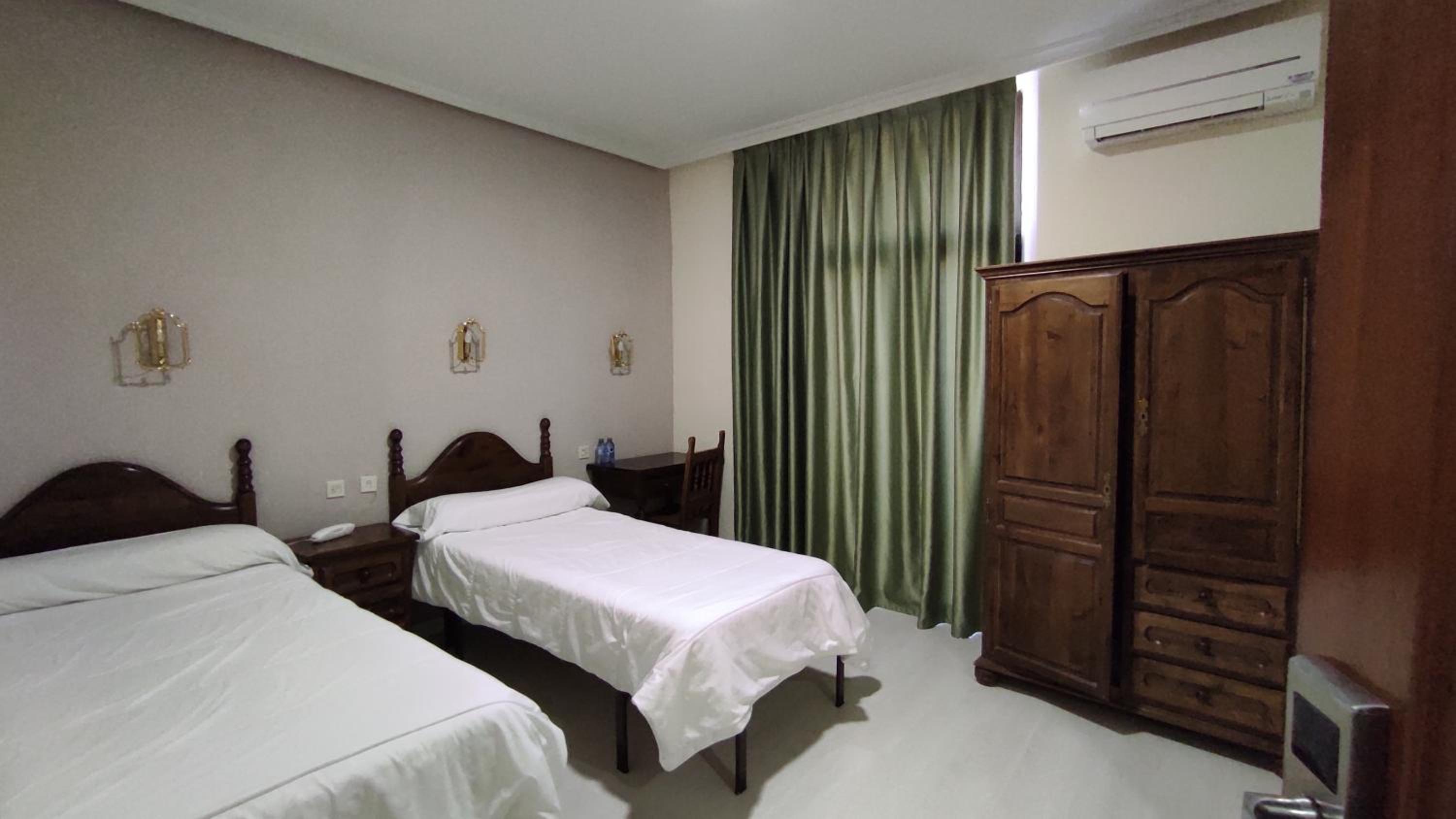 Twin Room - Photo 10