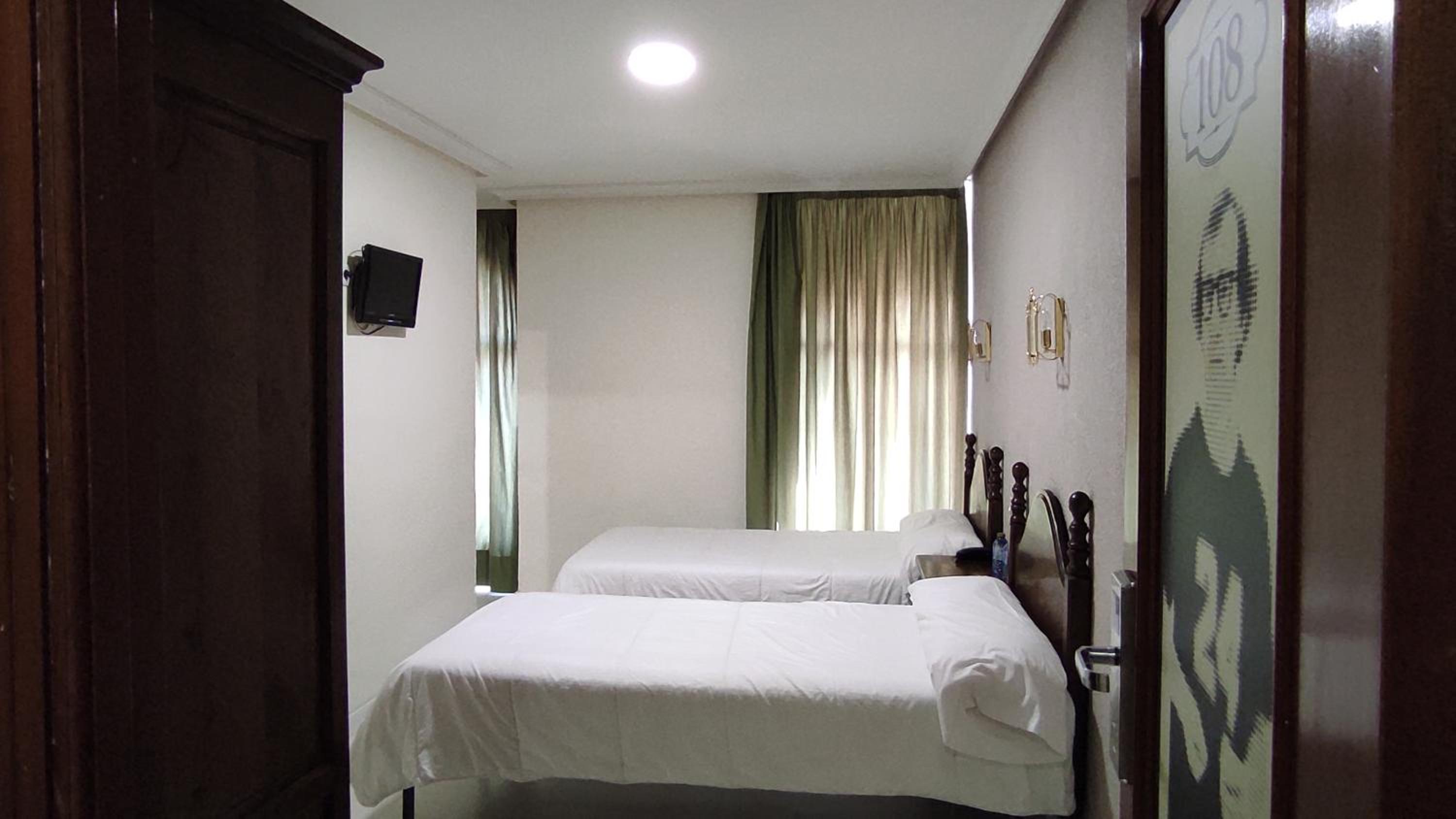 Twin Room - Photo 3