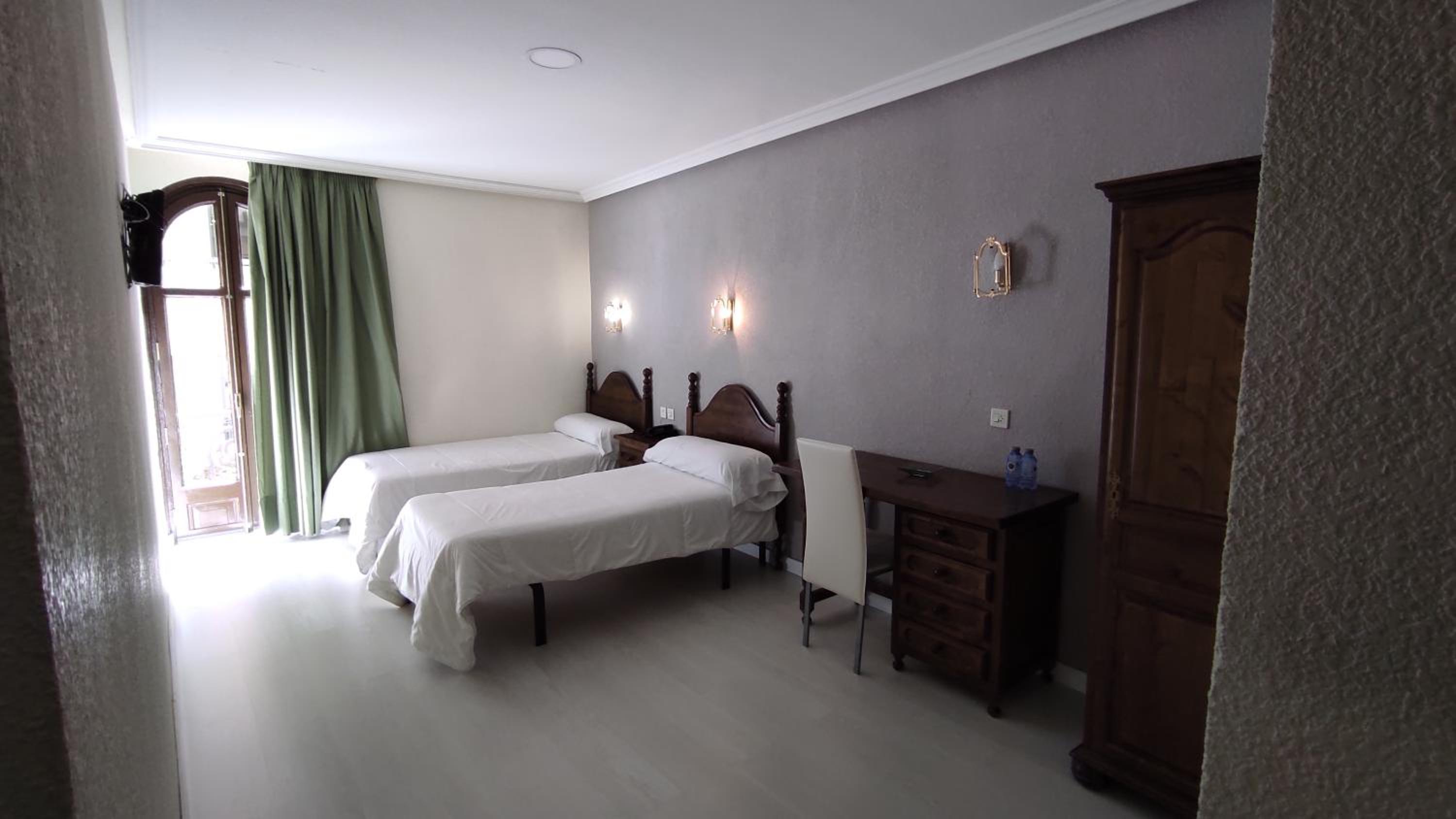 Twin Room - Photo 16