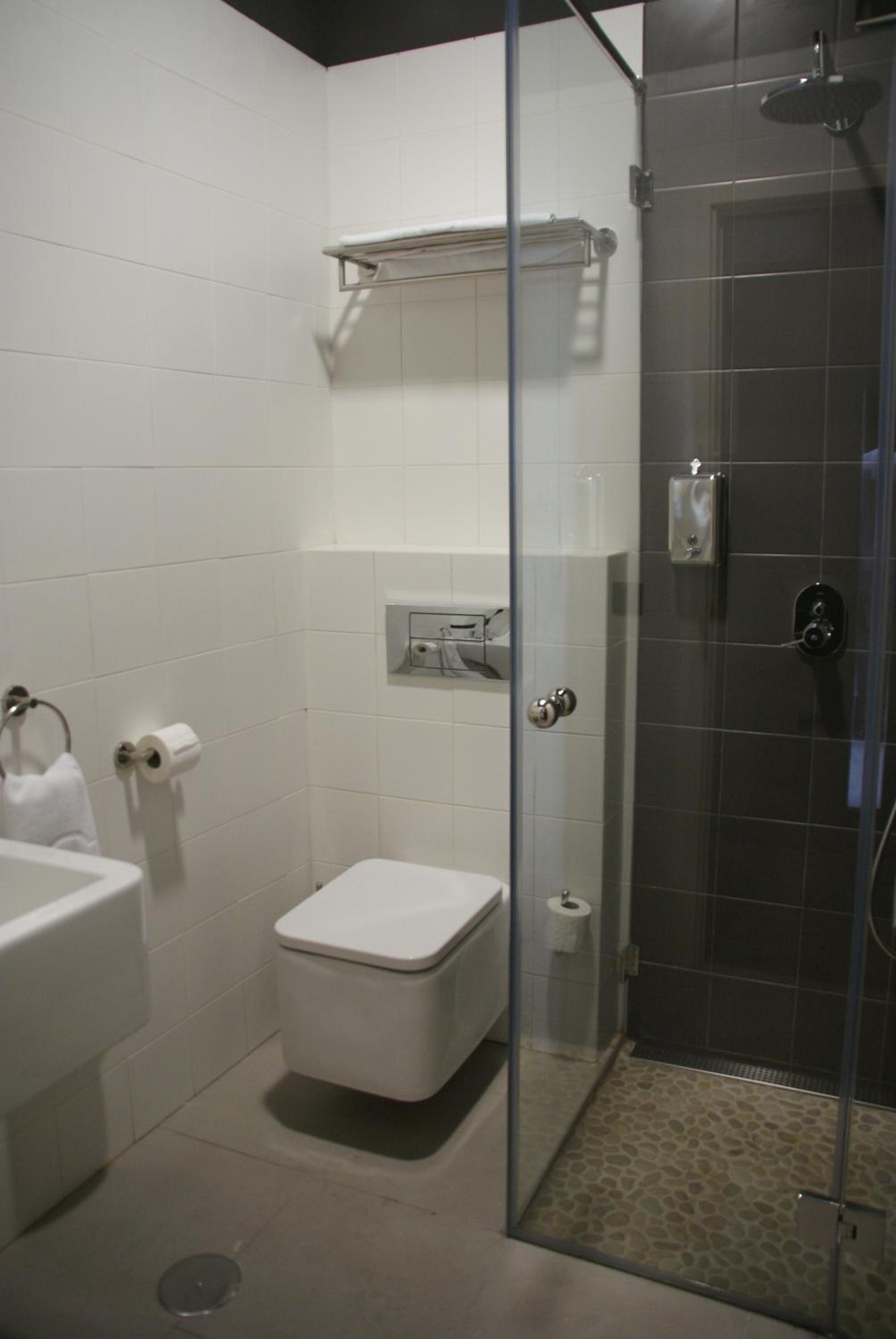 Family Room with Private Bathroom - Photo 5