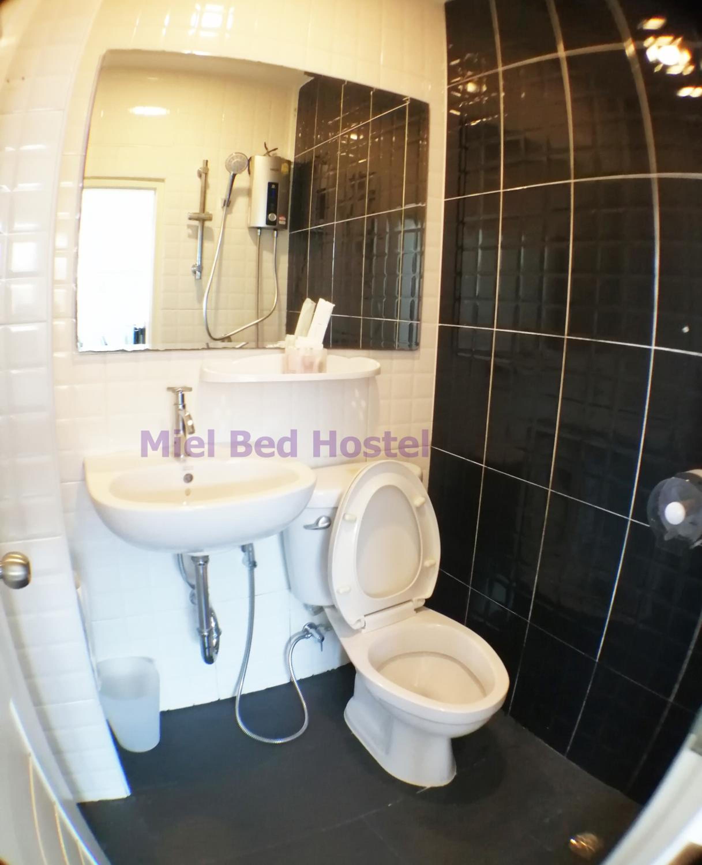 Twin Room with Private Bathroom - Photo 6