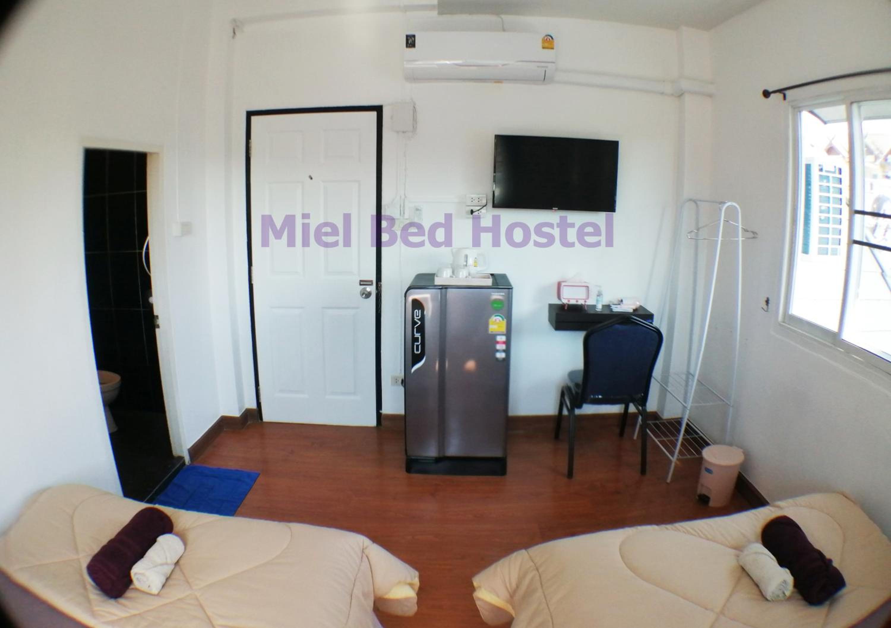 Twin Room with Private Bathroom - Photo 9