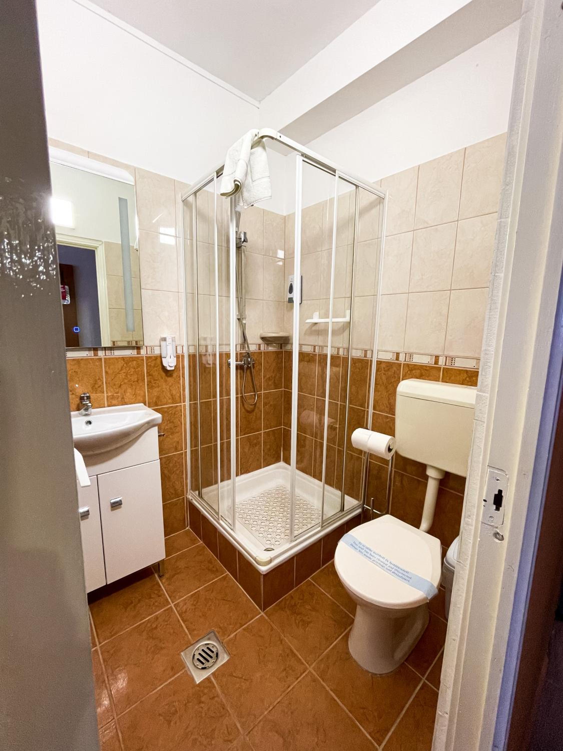 Standard Twin Room - Photo 4