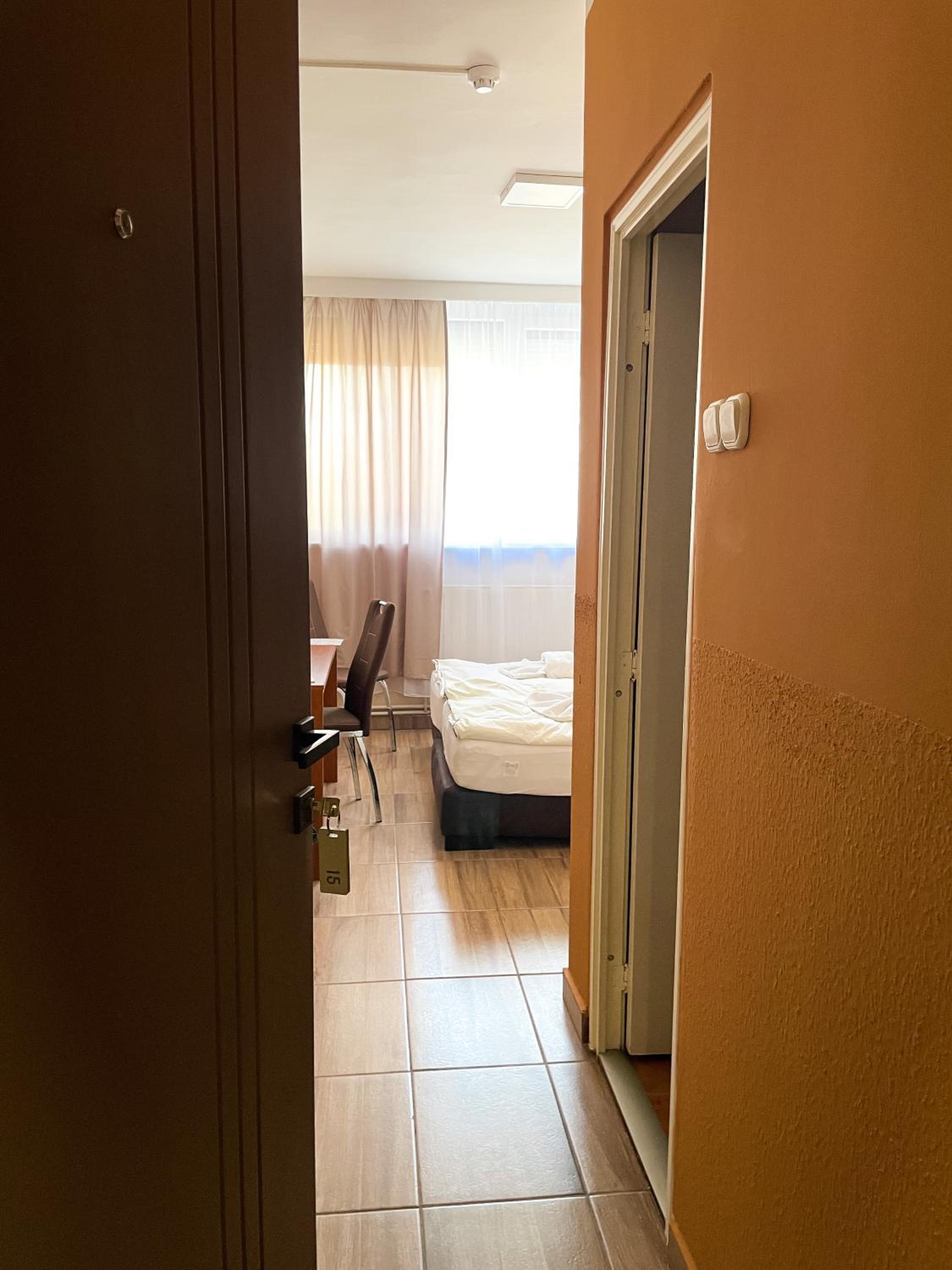 Standard Twin Room - Photo 2