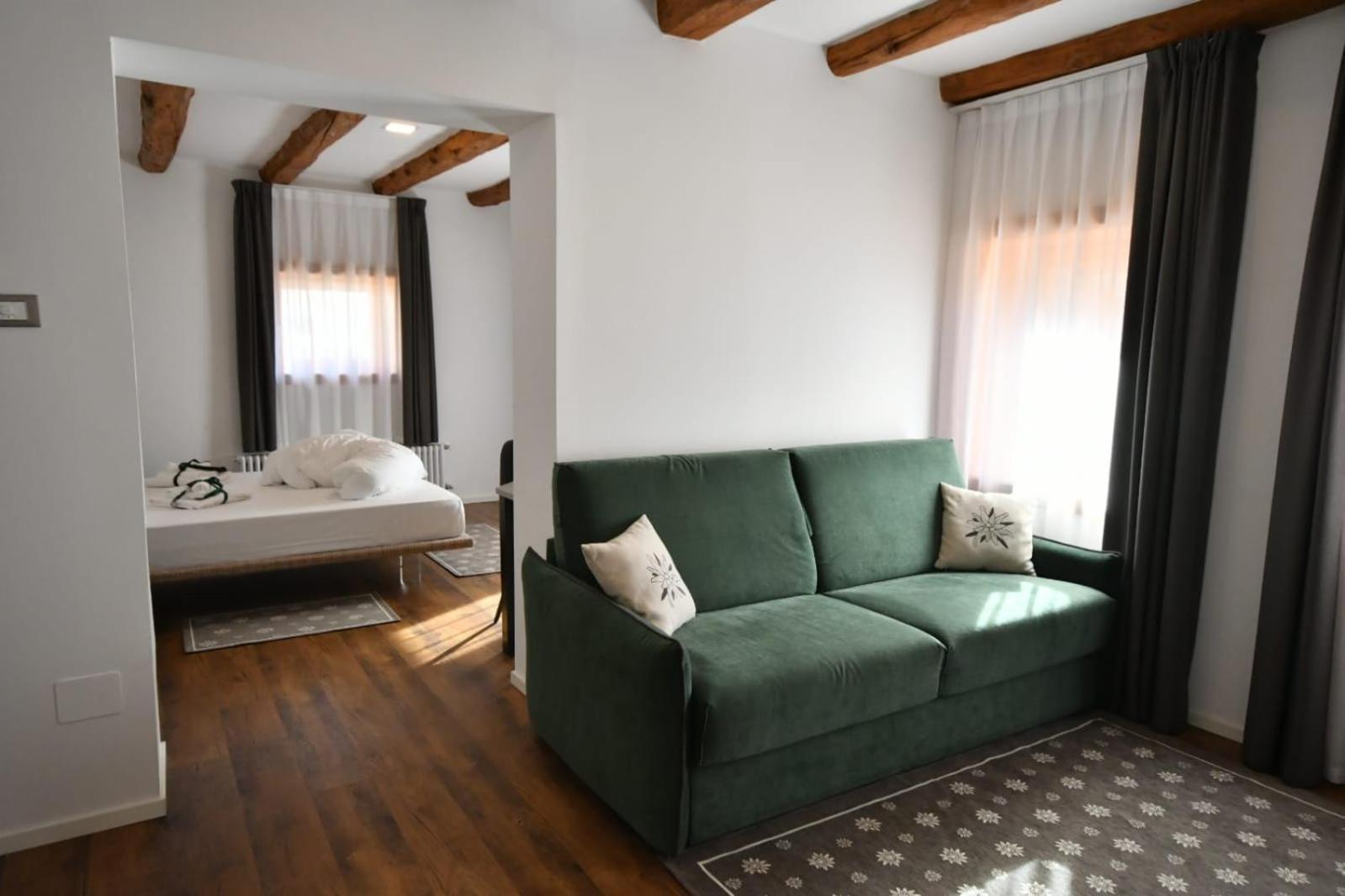 Apartment with Mountain View - Photo 4