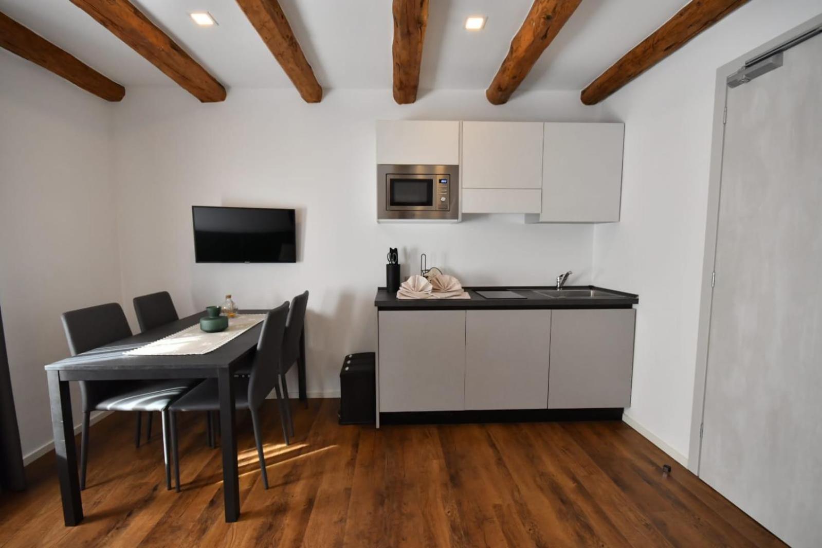 Apartment with Mountain View - Photo 5