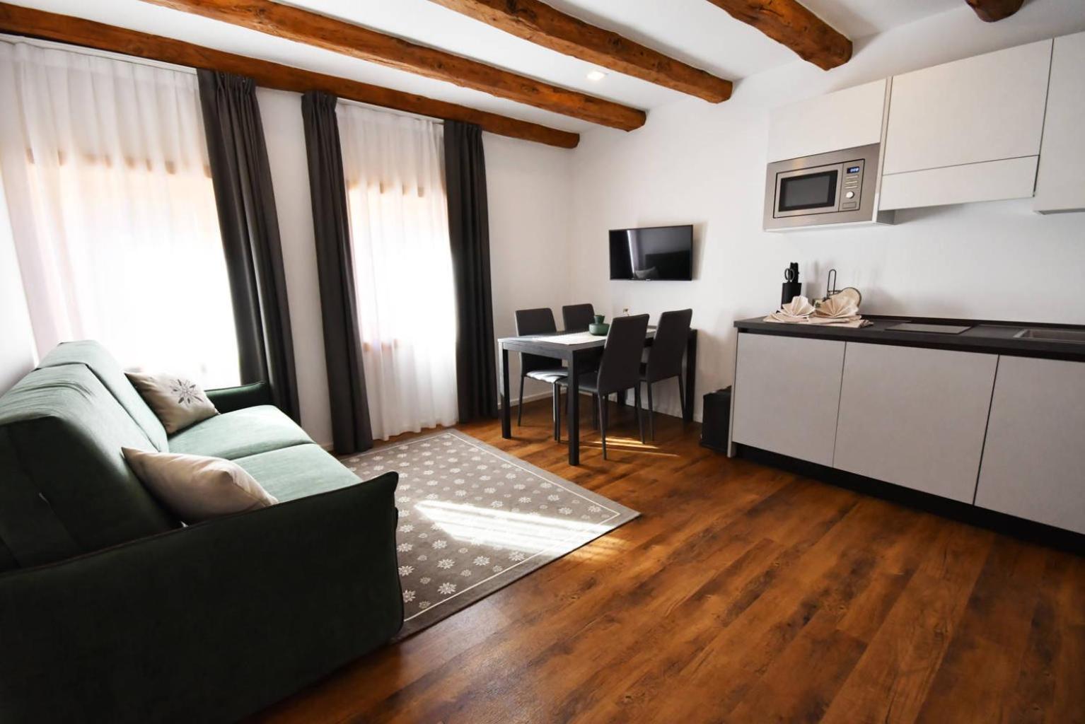 Apartment with Mountain View - Photo 3