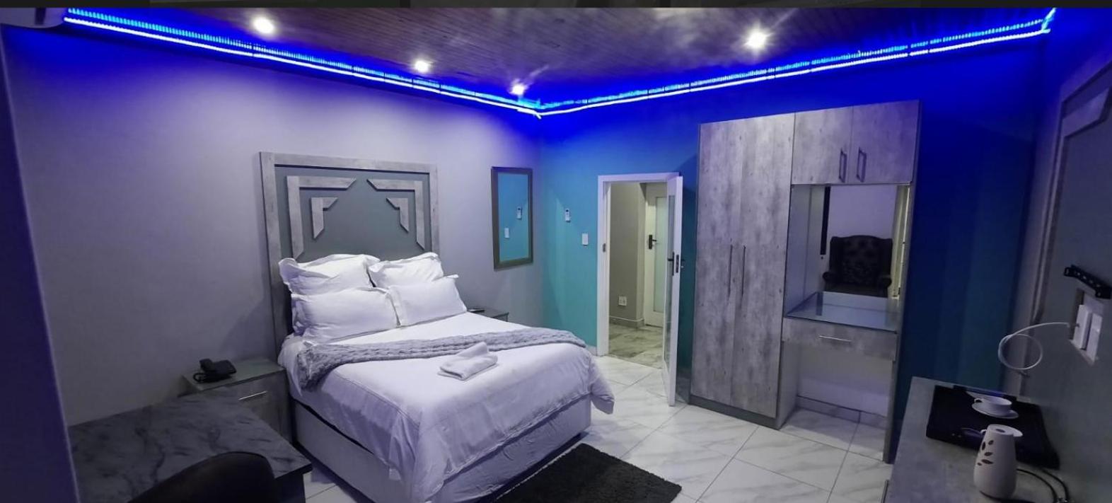 Queen Room - Photo 29
