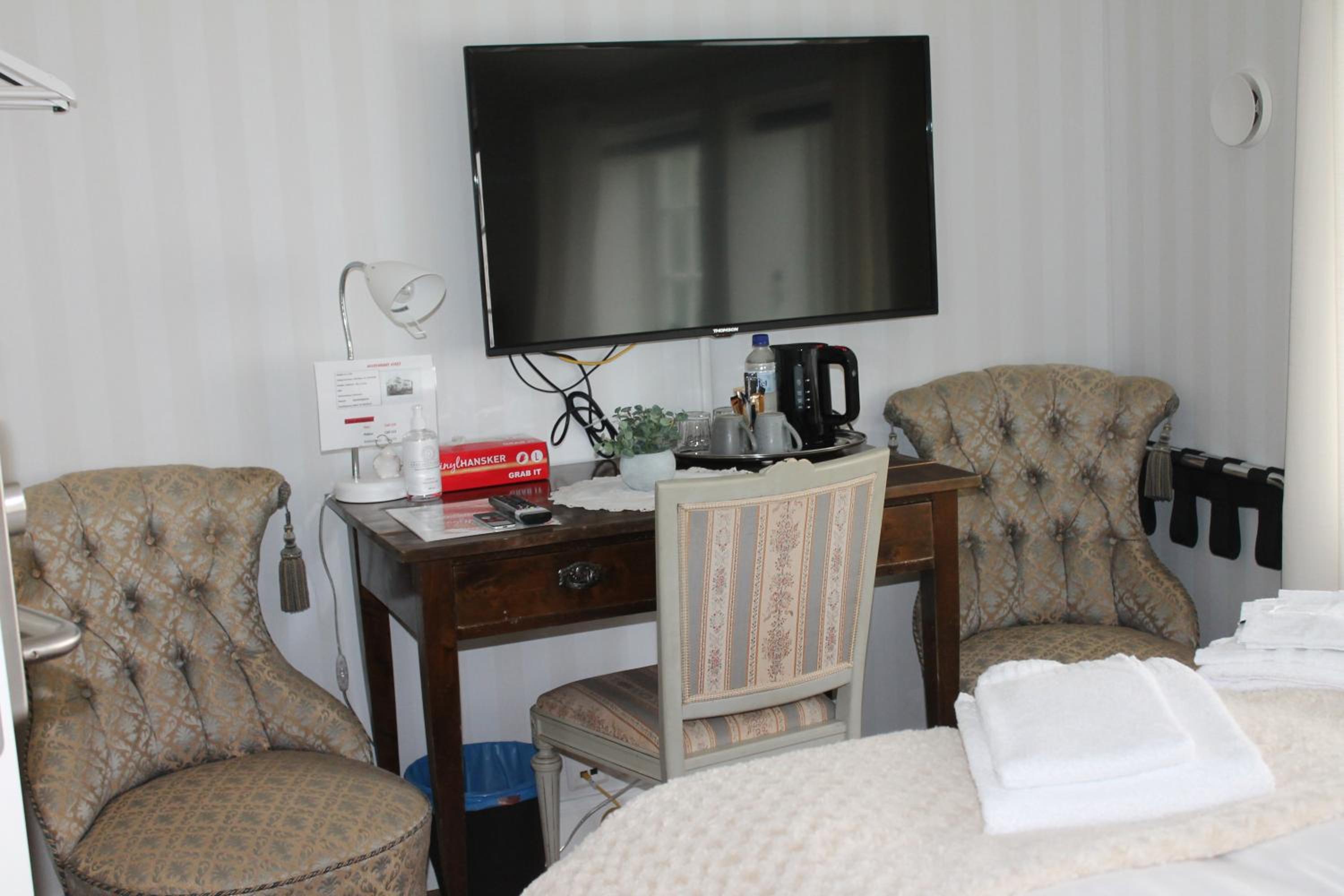 Double or Twin Room with Private External Bathroom - Photo 1
