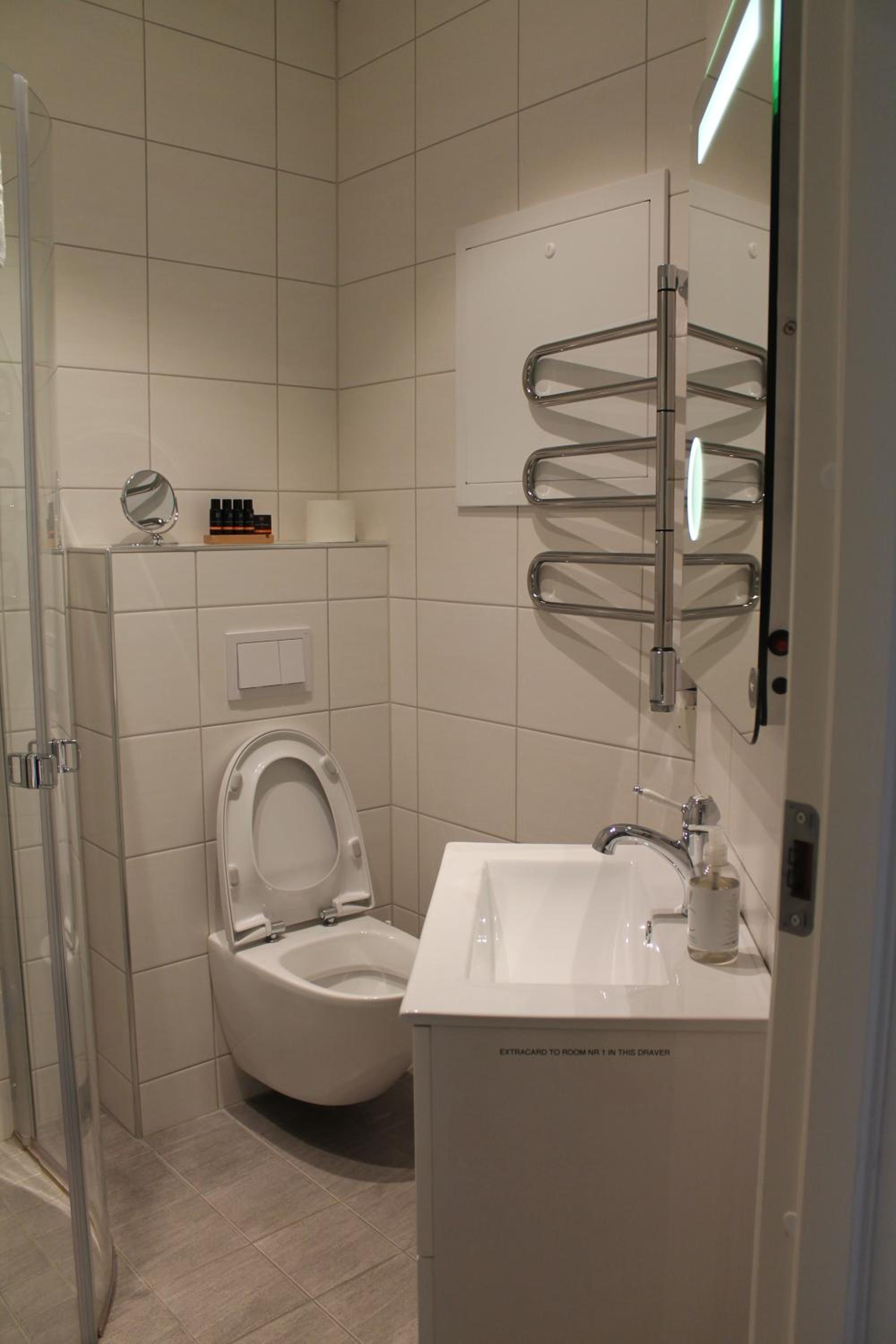 Double or Twin Room with Private External Bathroom - Photo 6