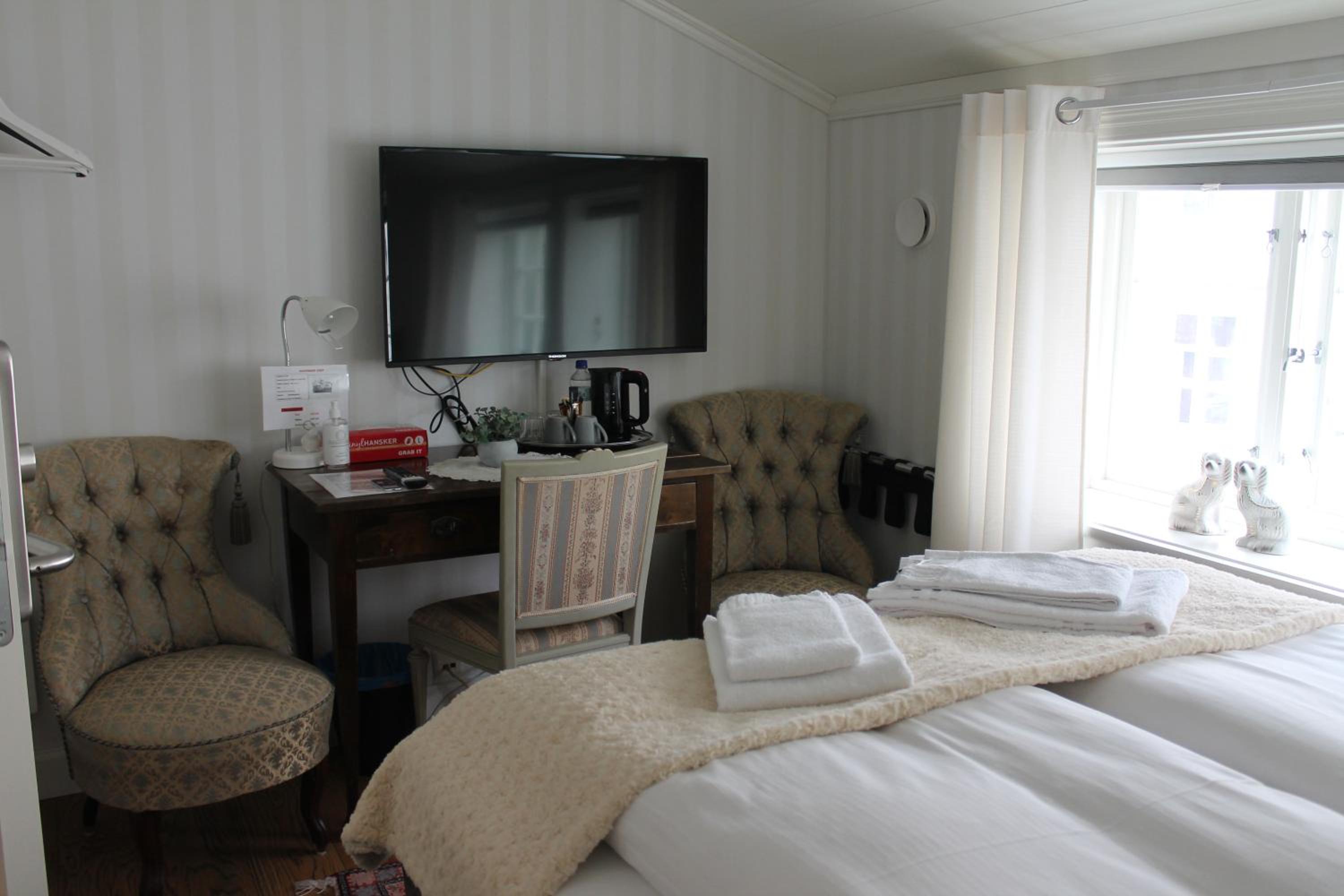 Double or Twin Room with Private External Bathroom - Photo 8