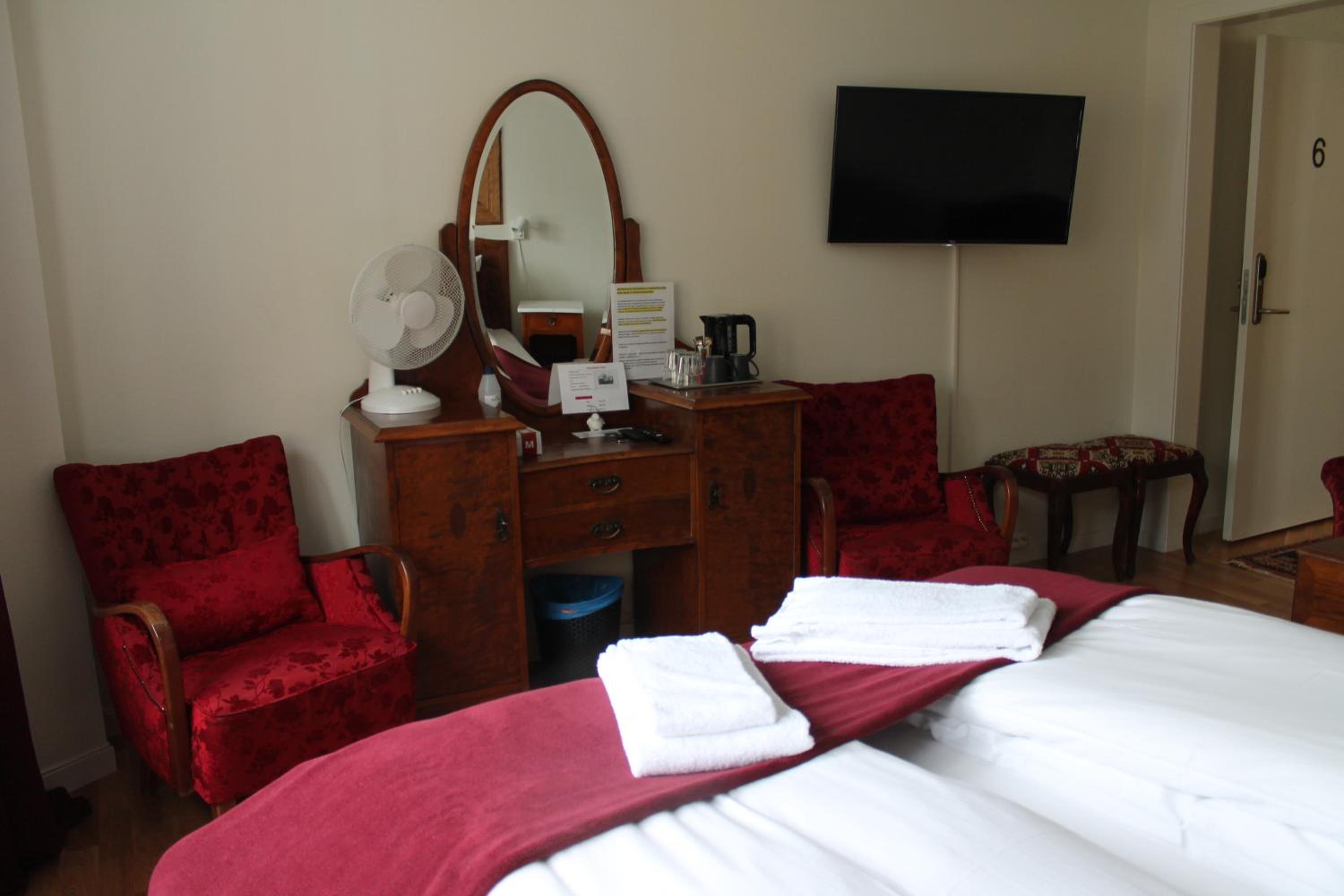 Superior Double or Twin Room with City View - Photo 5