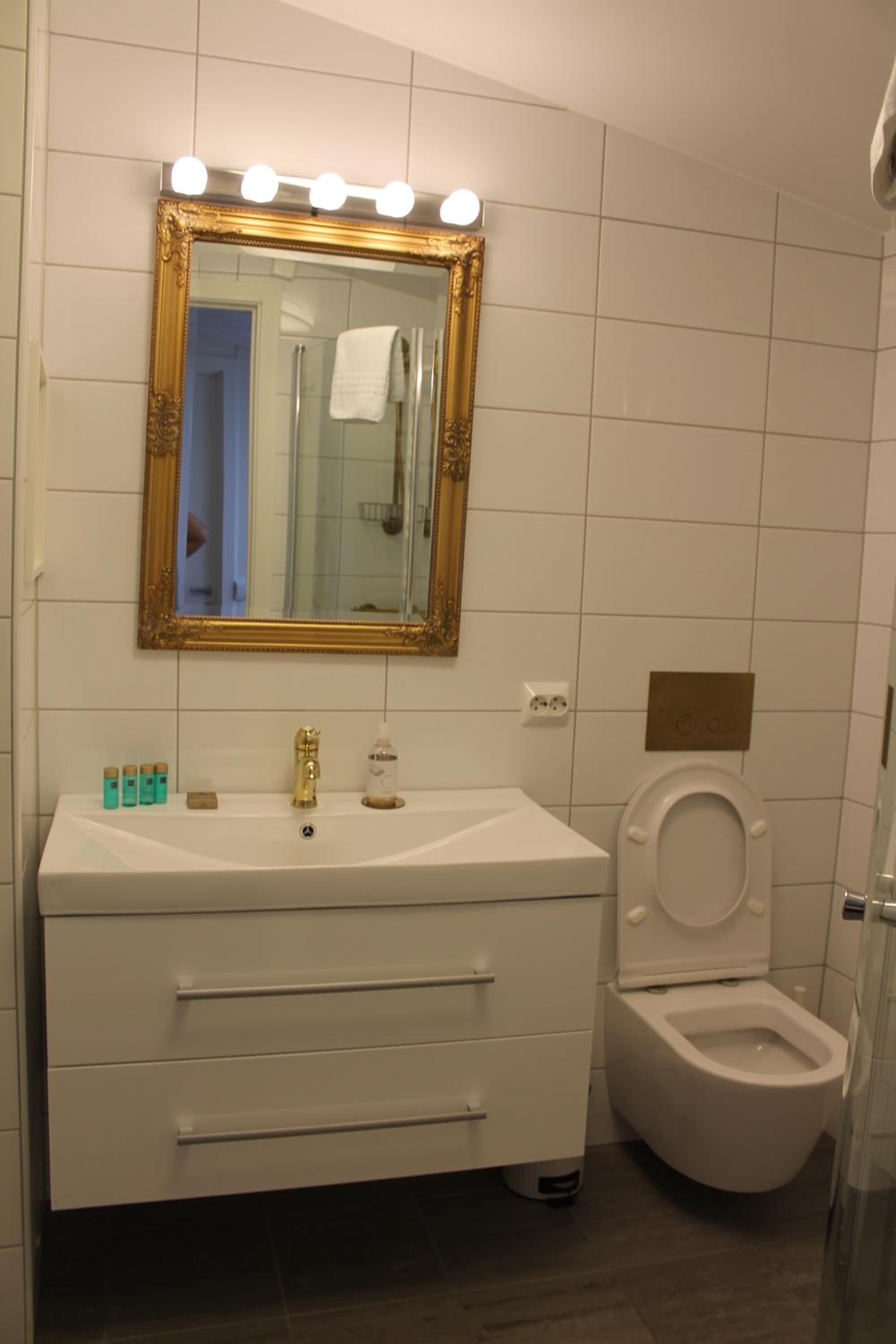 Superior Double or Twin Room with City View - Photo 12