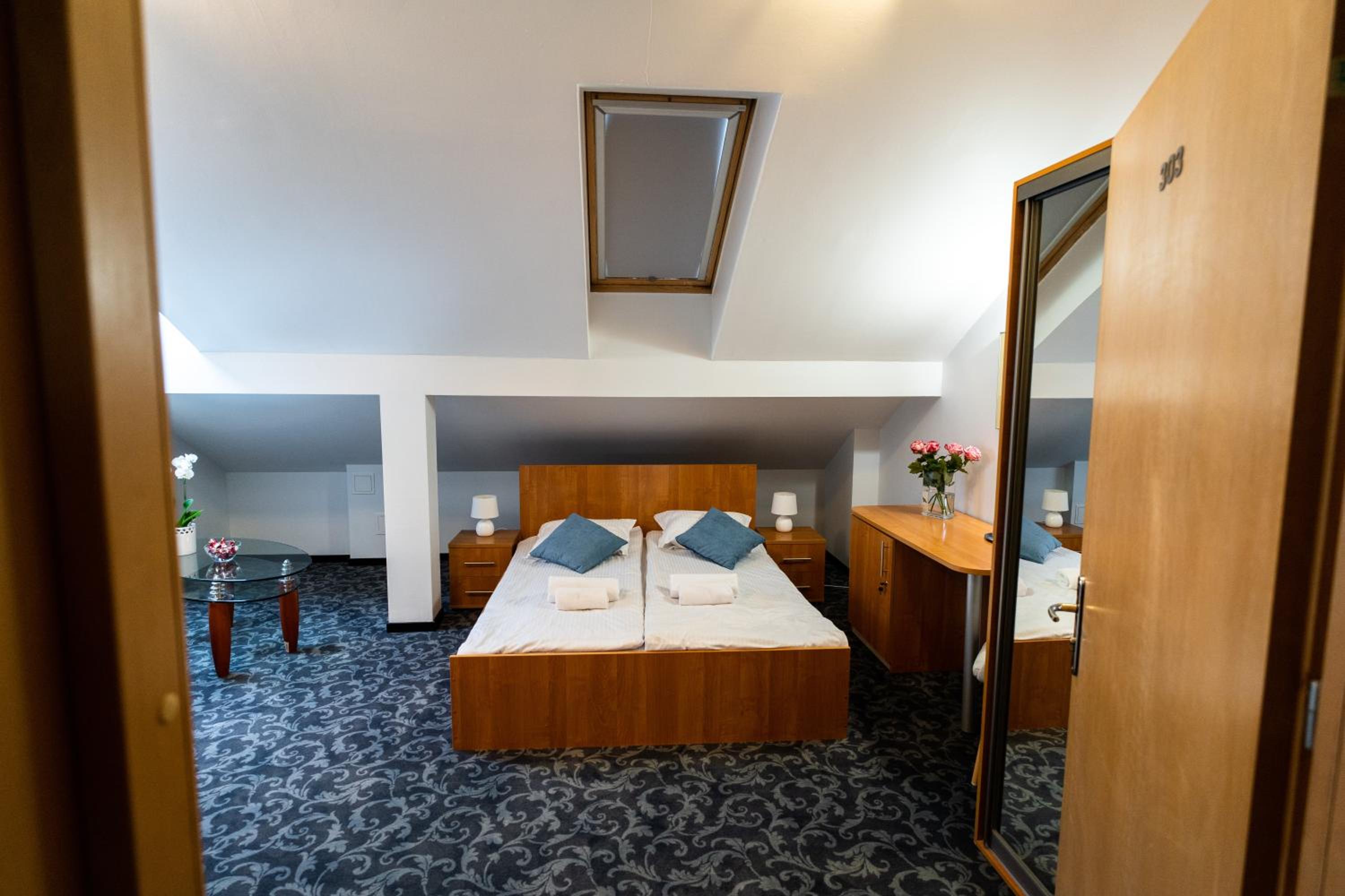 Double or Twin Room - Photo 5