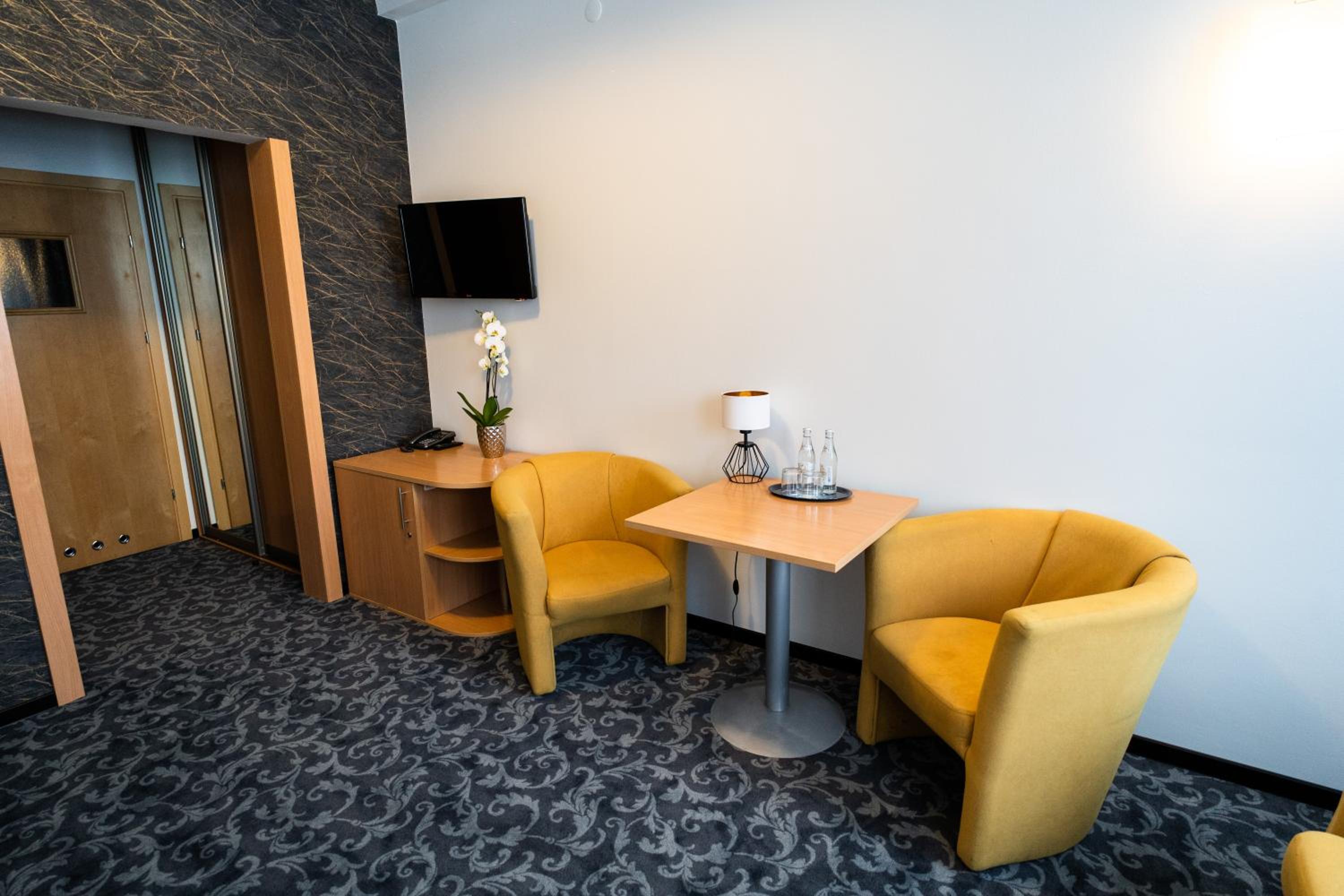 Standard Twin Room with Sofa - Photo 1