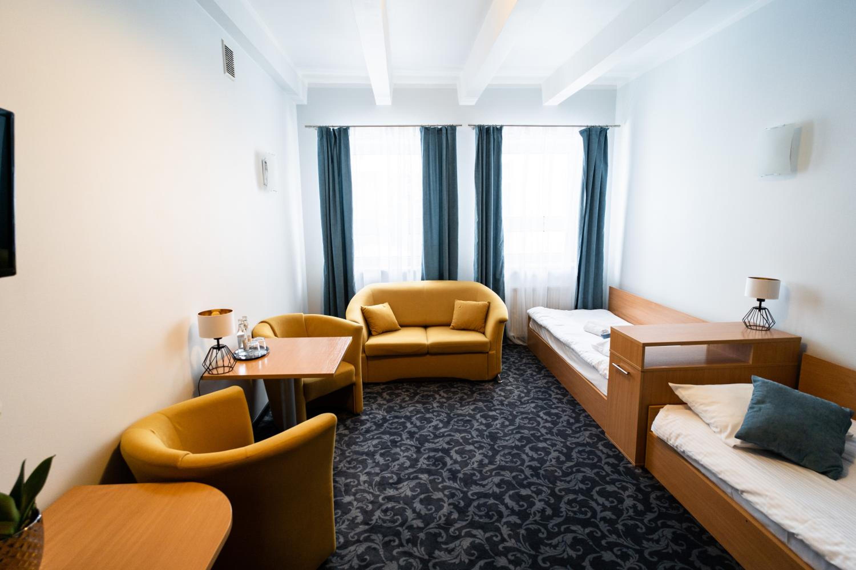 Standard Twin Room with Sofa - Photo 4
