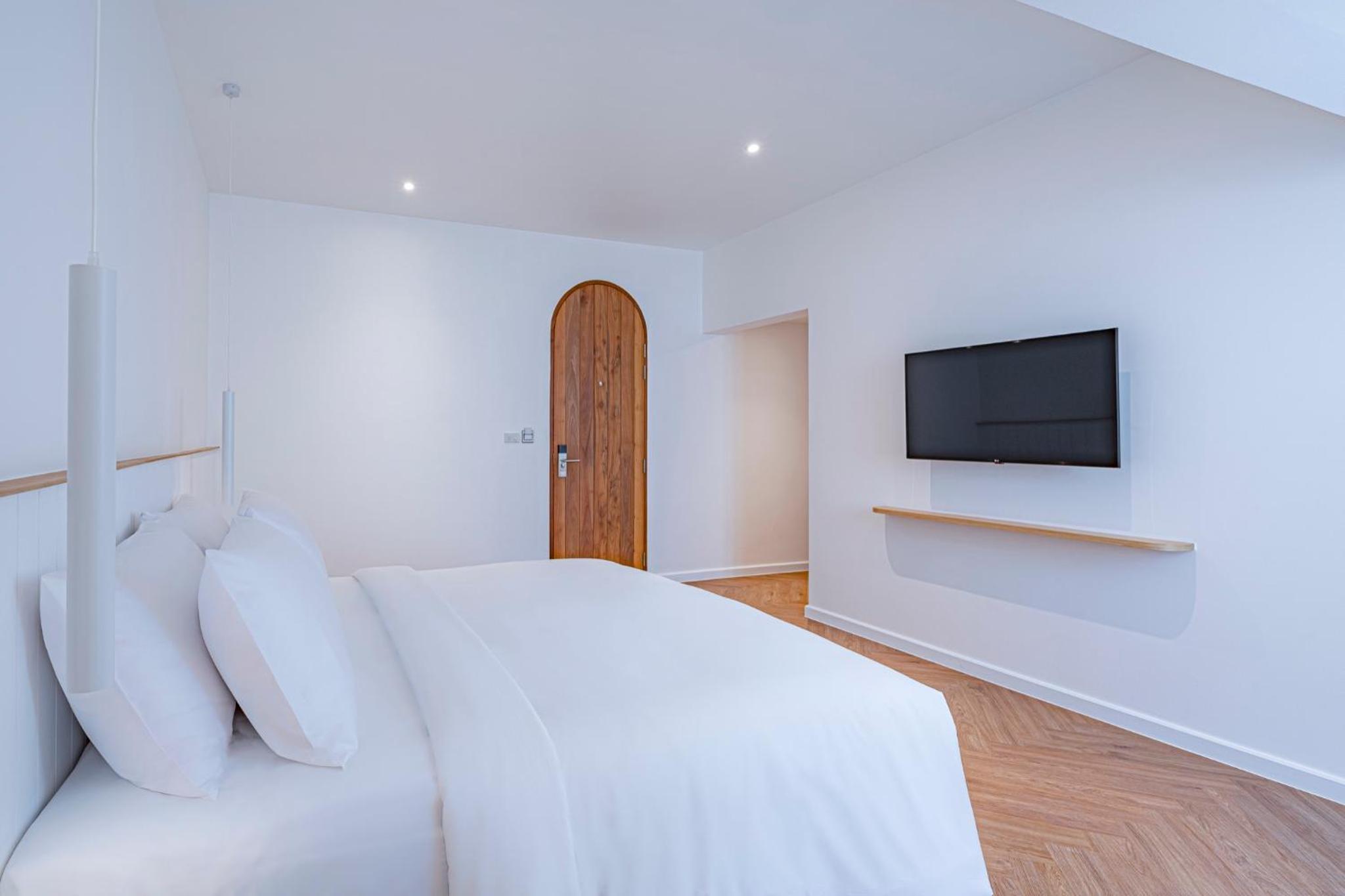Deluxe King Suite - Photo 7