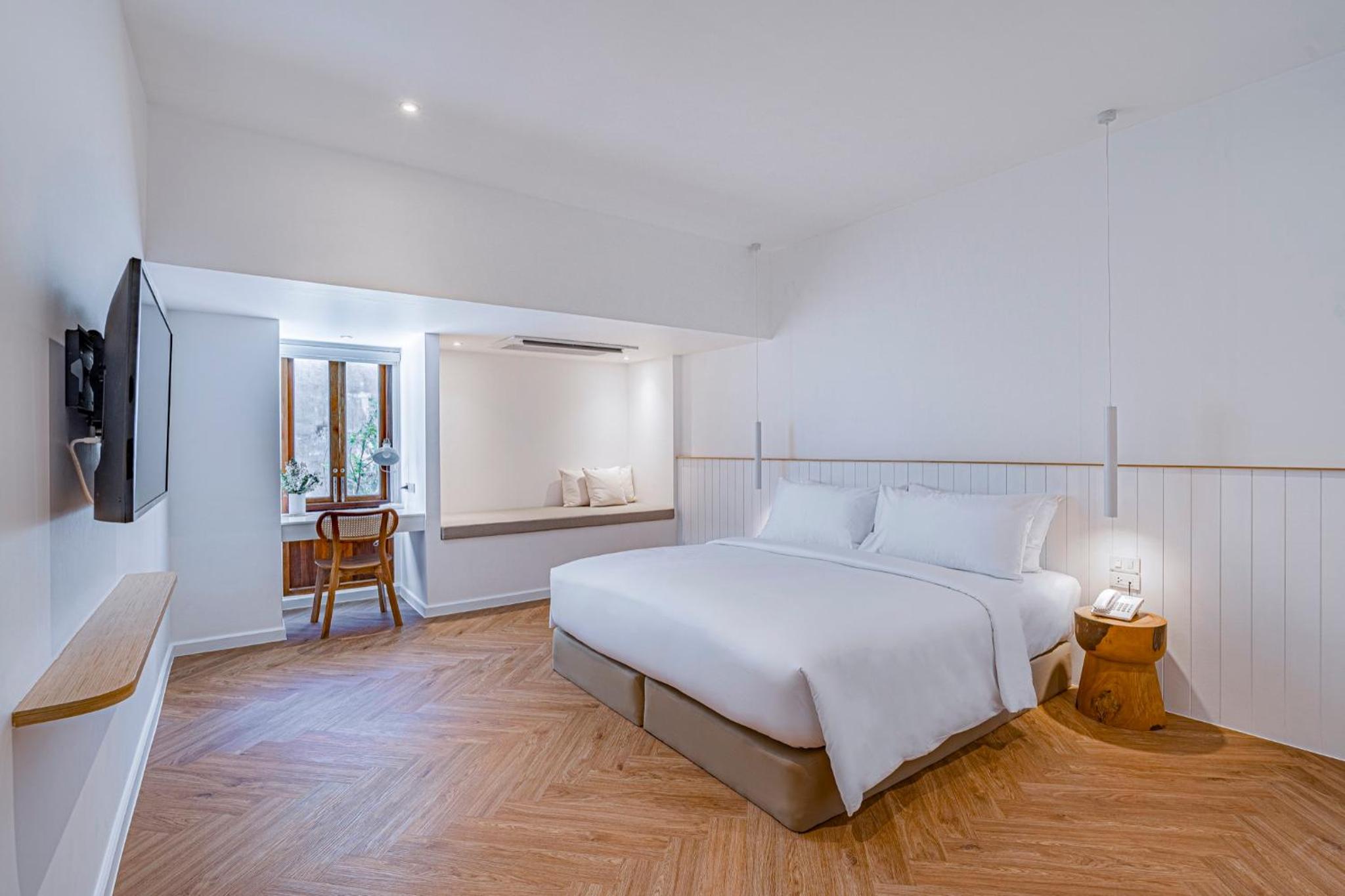Deluxe King Suite - Photo 5