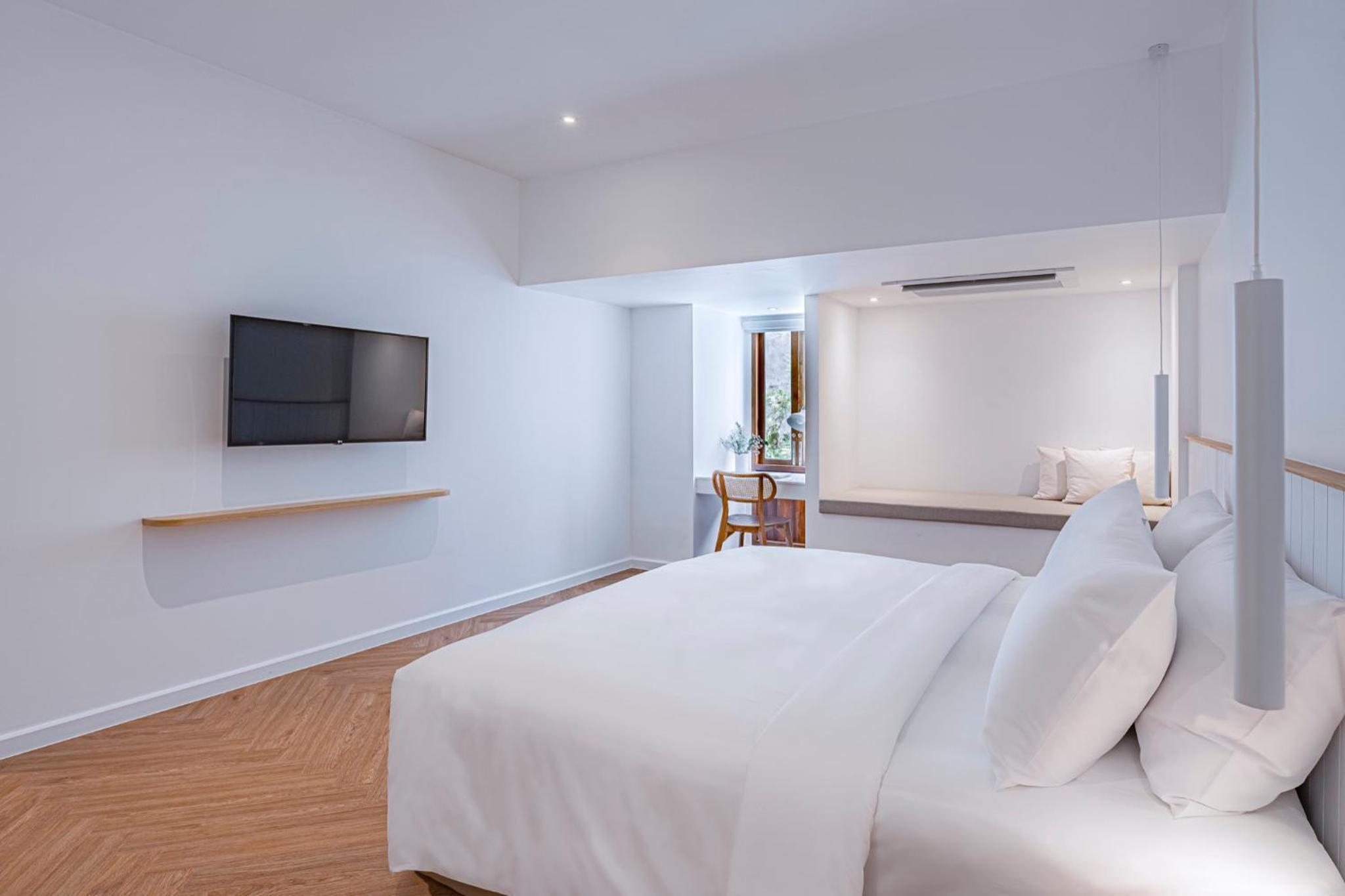 Deluxe King Suite - Photo 2