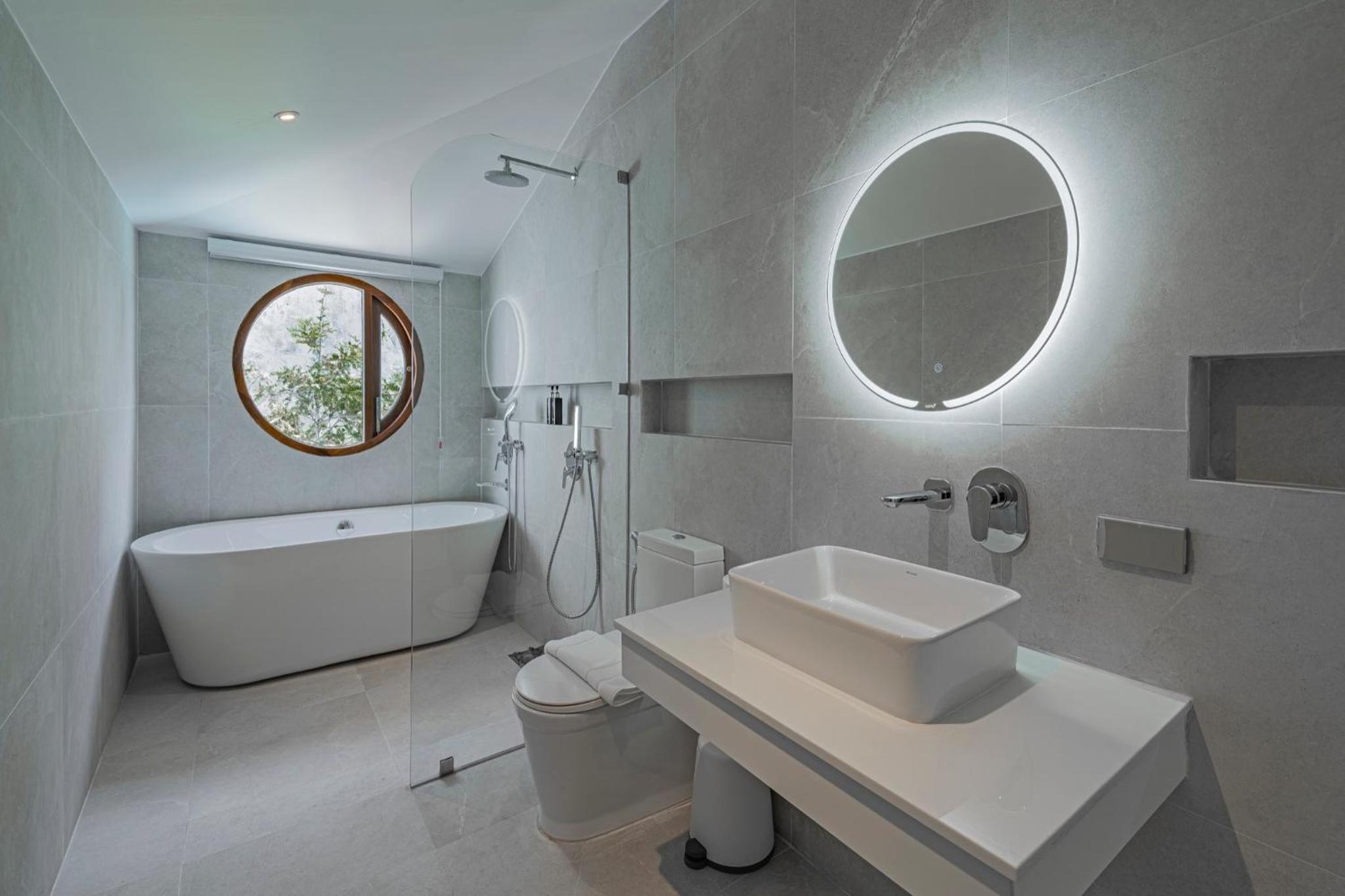 Deluxe King Suite - Photo 3