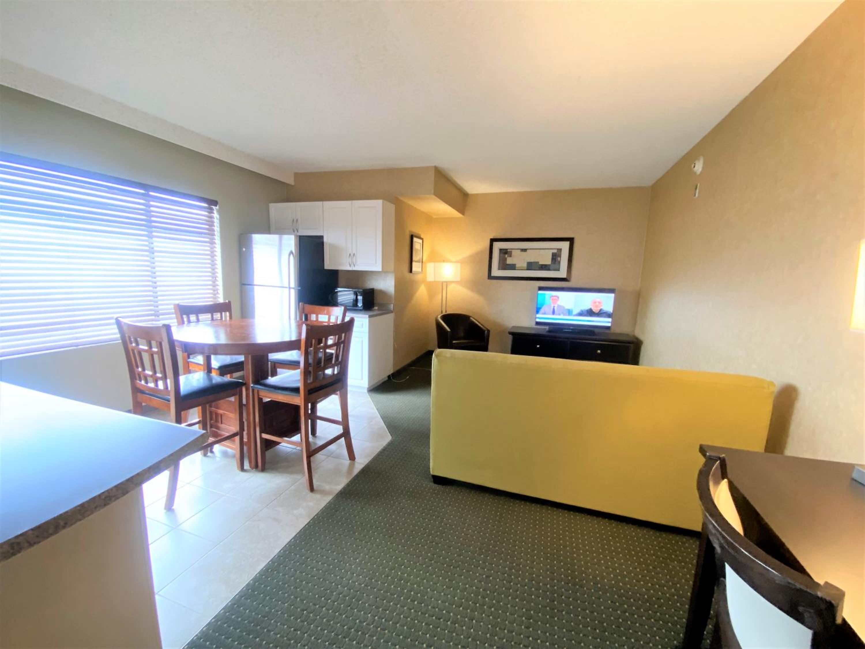 Deluxe King Suite with Sofa Bed and Kitchen - Non-Smoking - Photo 8