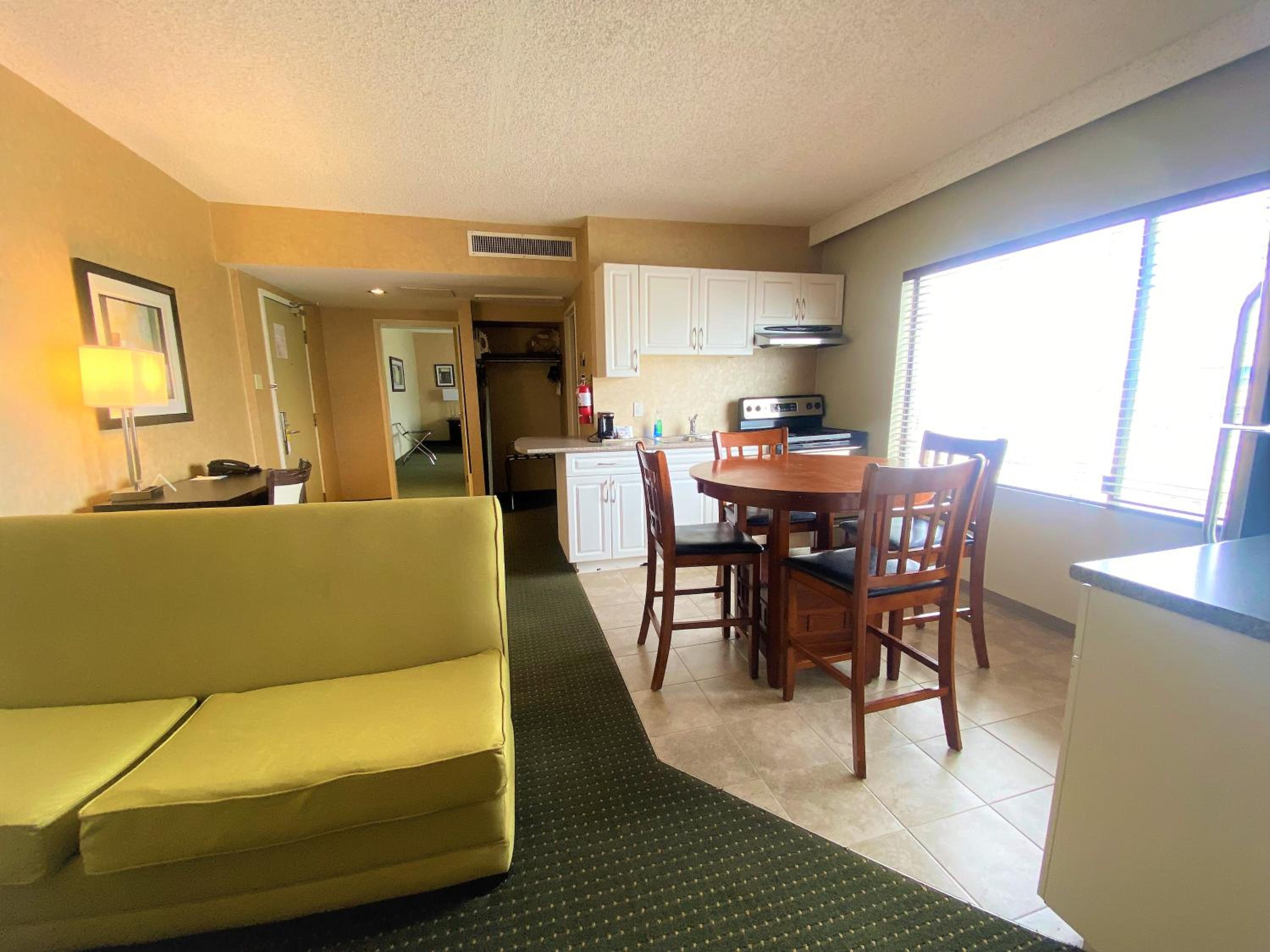 Deluxe King Suite with Sofa Bed and Kitchen - Non-Smoking - Photo 2