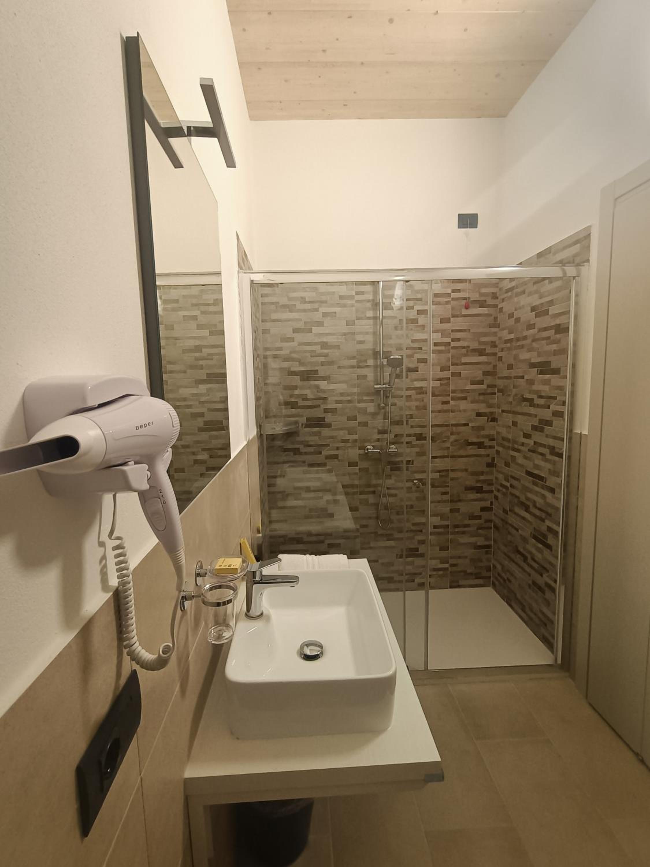 Standard Double Room - Photo 25