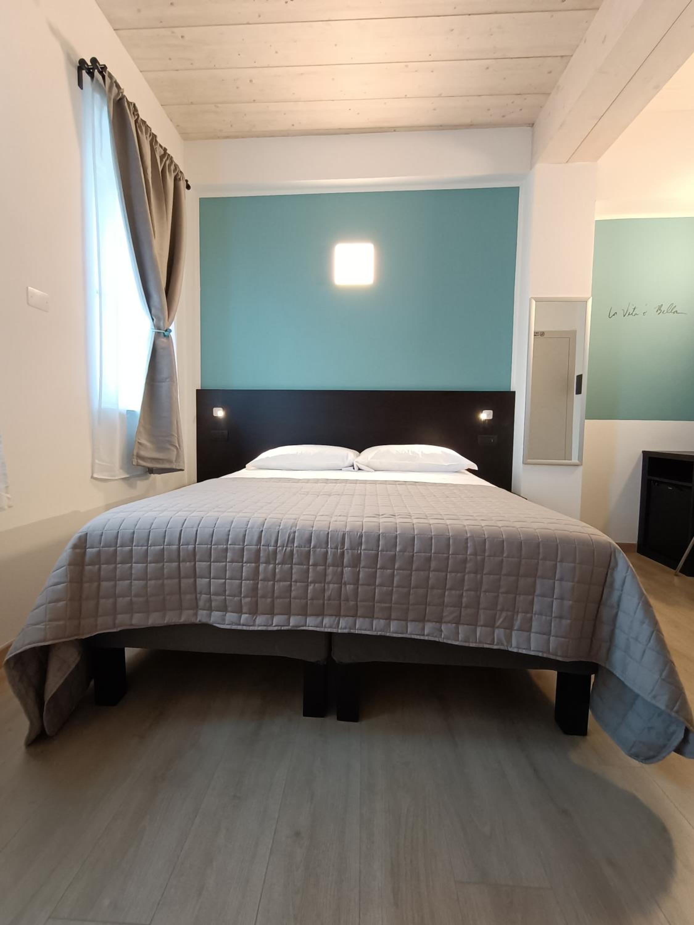 Standard Double Room - Photo 13