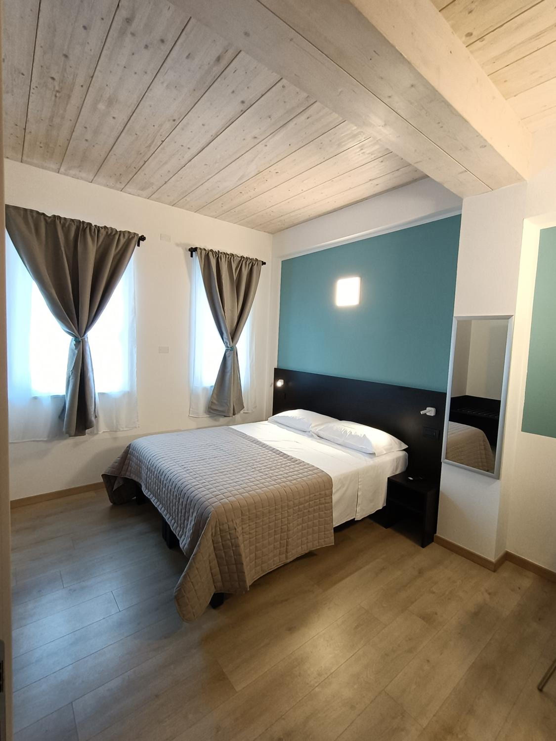 Standard Double Room - Photo 24