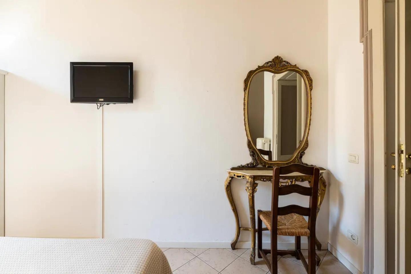 Double or Twin Room with Shared Bathroom photo 3