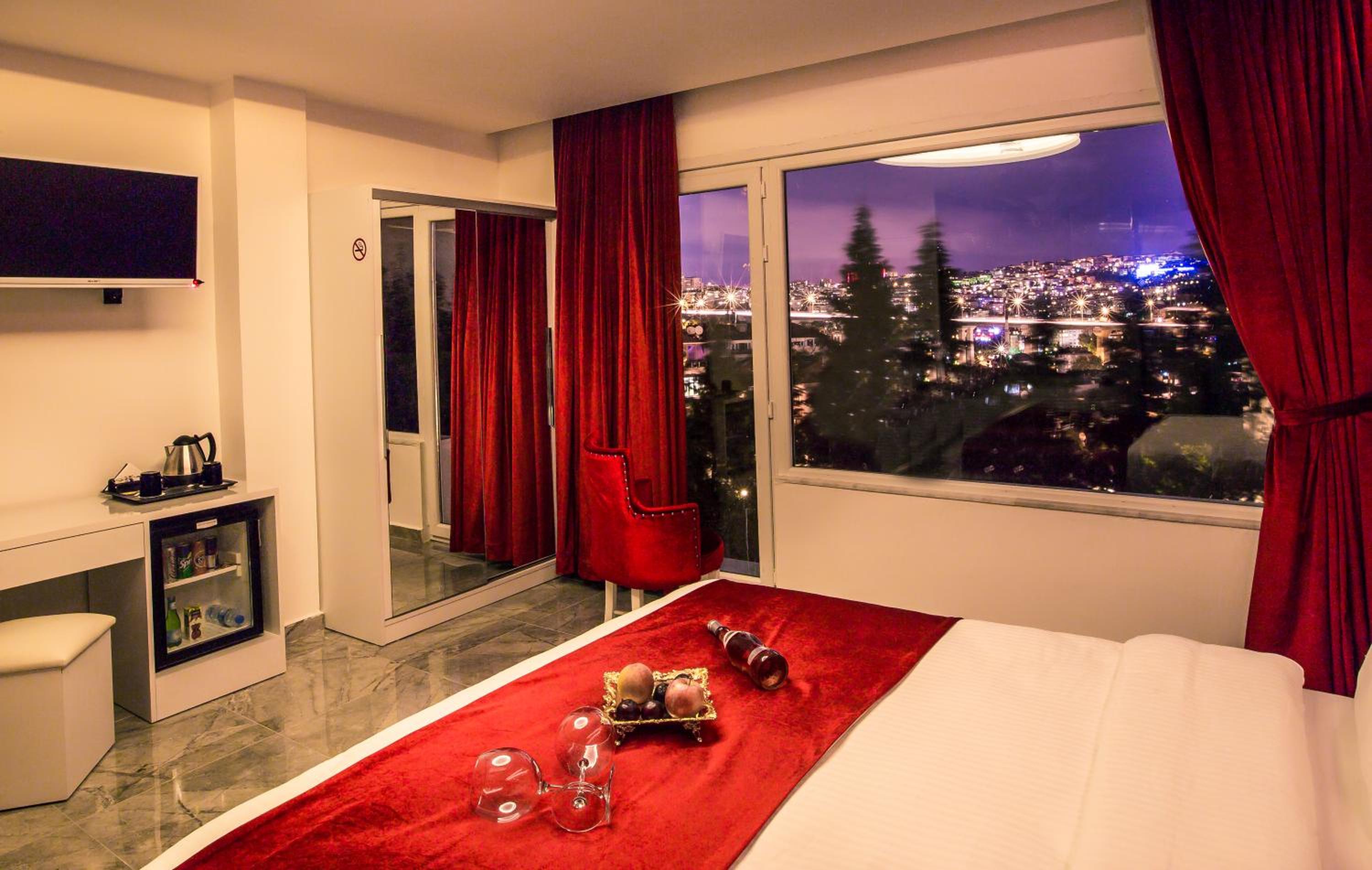 Honeymoon Suite photo 2