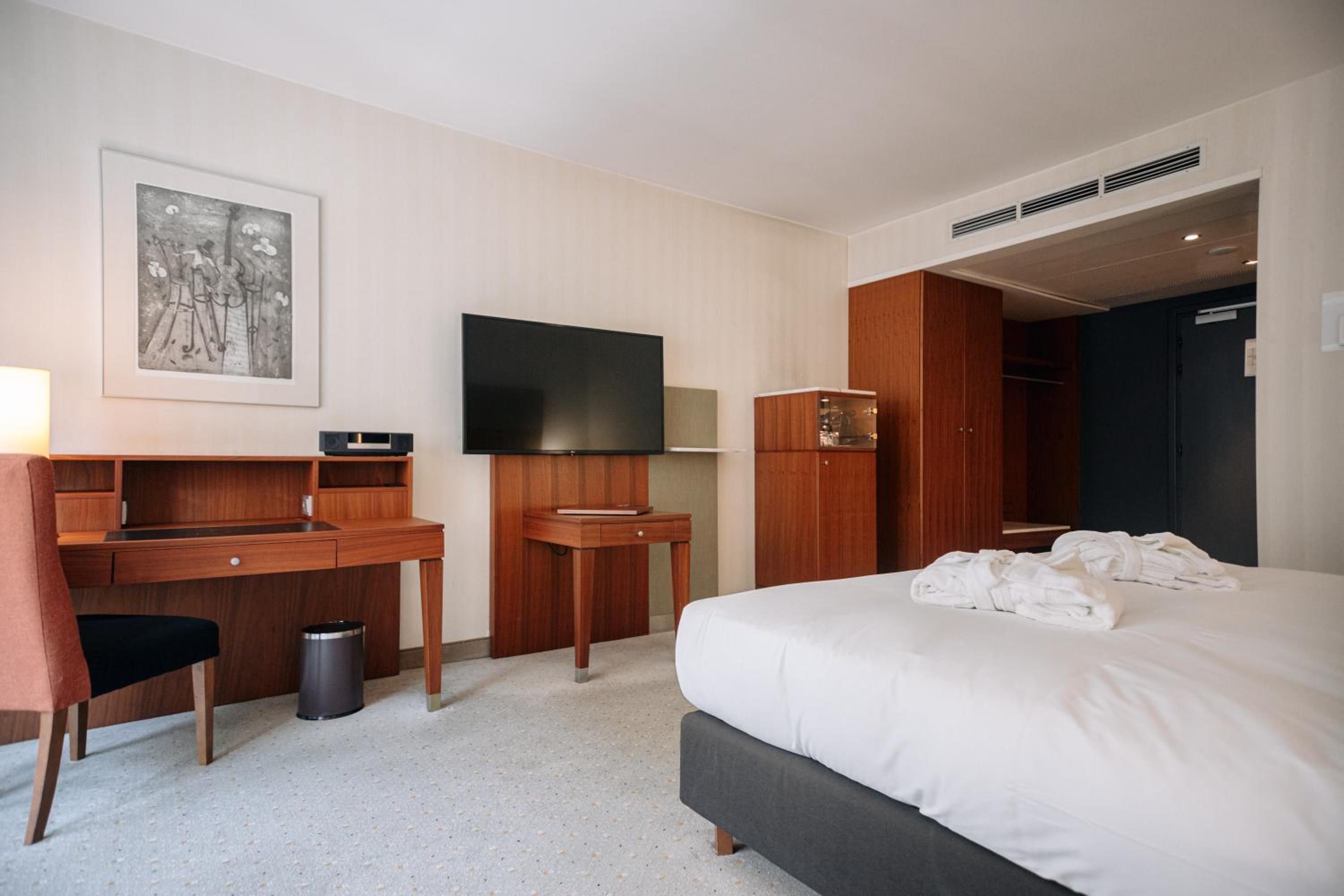 Superior King Room - Photo 3