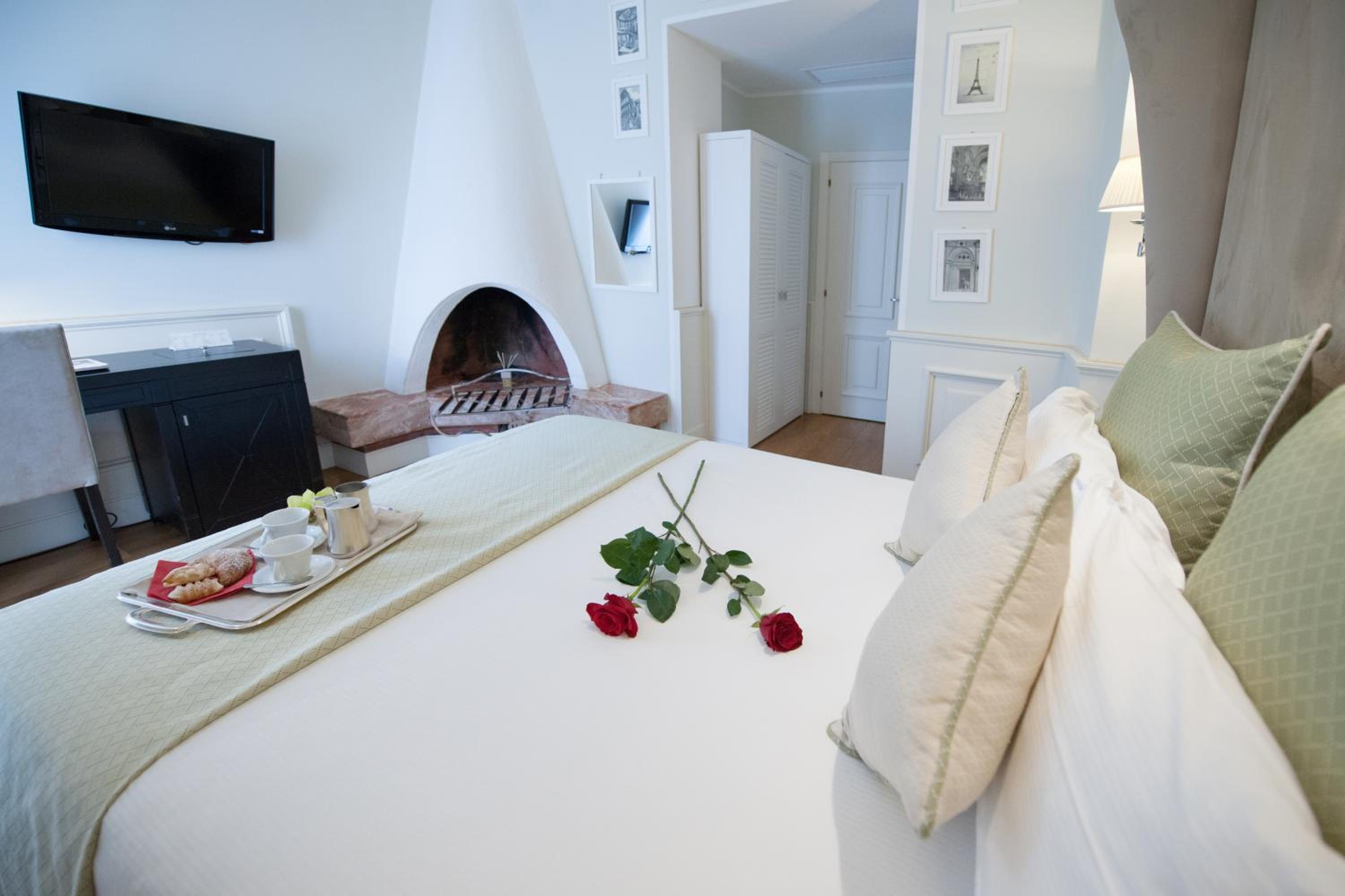 Double or Twin Room - Photo 11