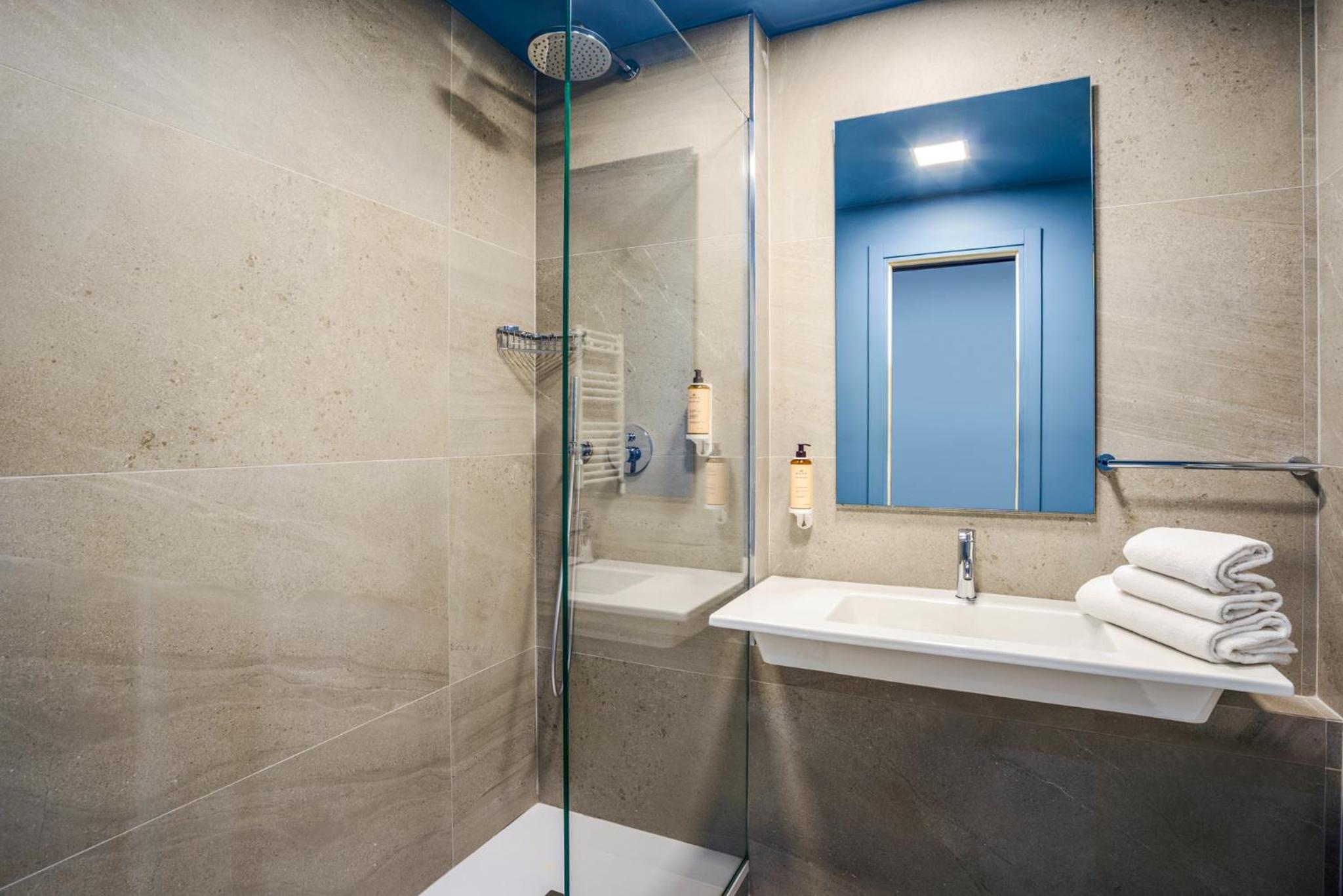 Standard Double or Twin Room - Photo 5