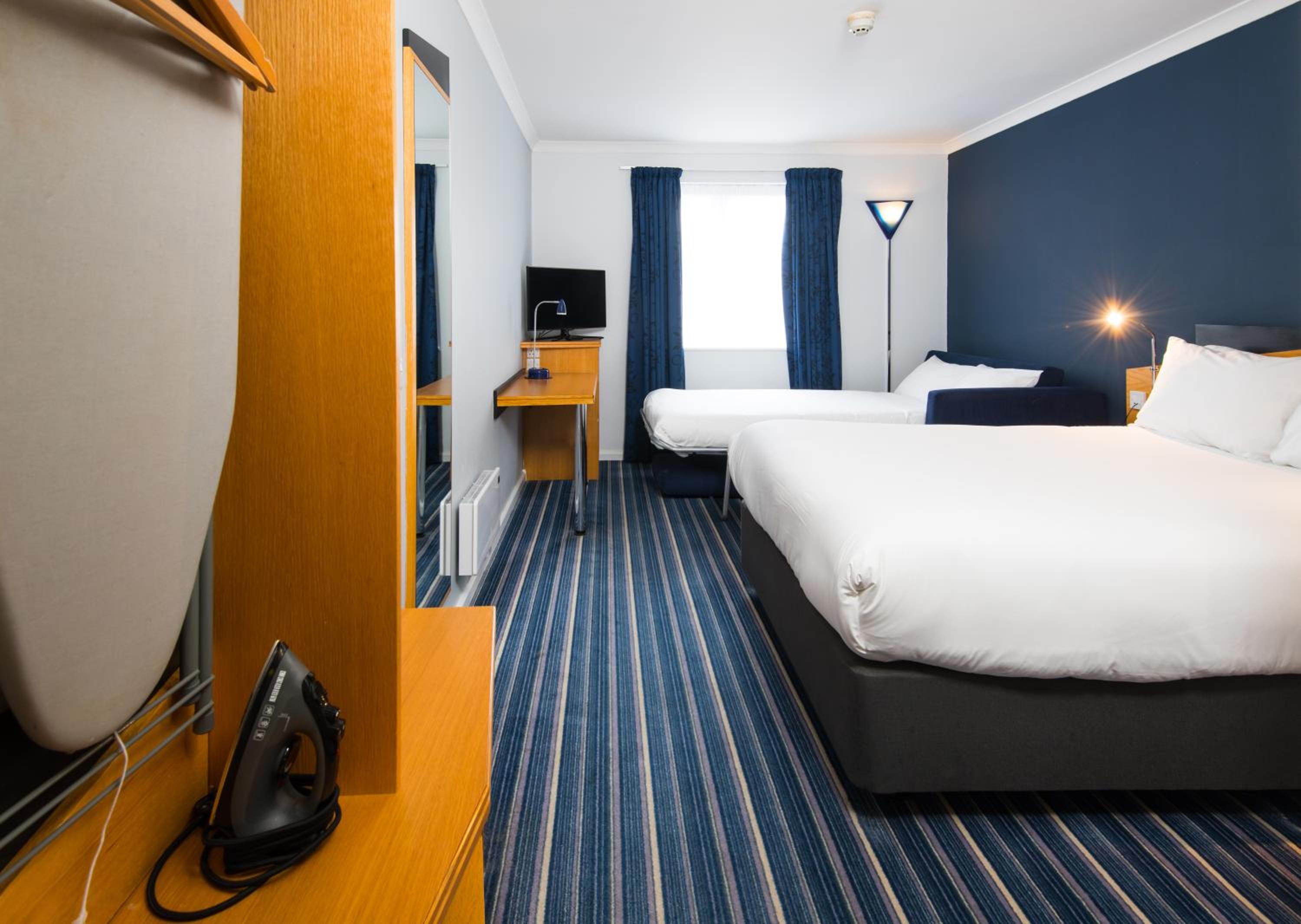 Standard Double Room with Sofa Bed and Free Hot Breakfast - Photo 1