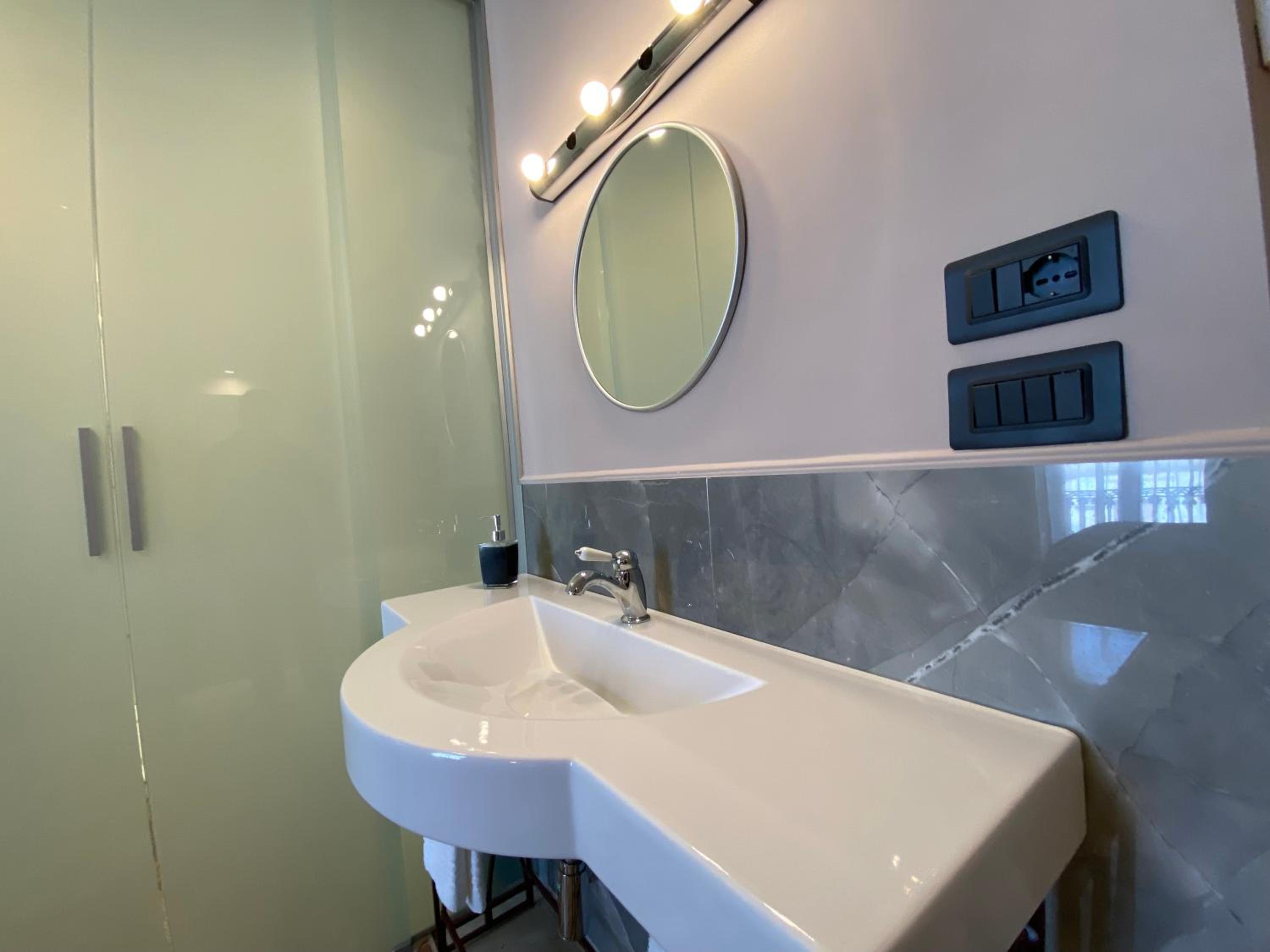 Deluxe Double or Twin Room - Photo 9