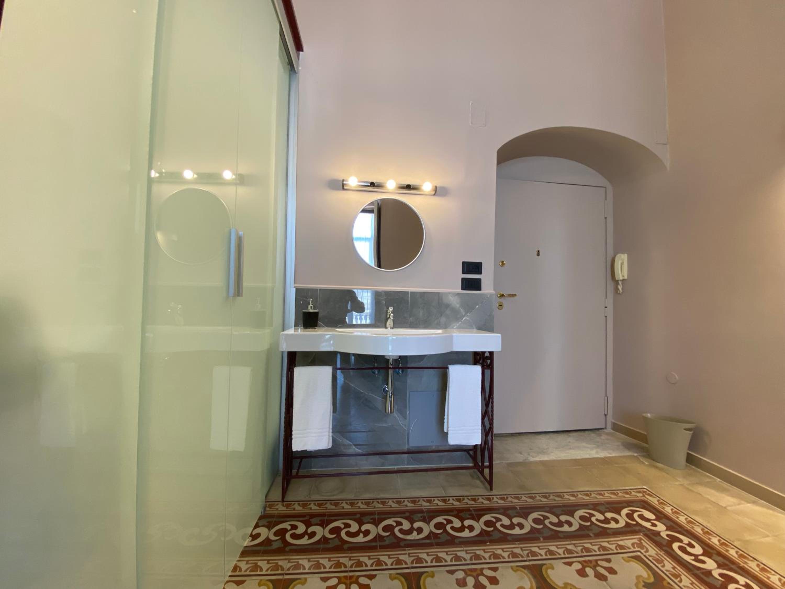 Deluxe Double or Twin Room - Photo 6