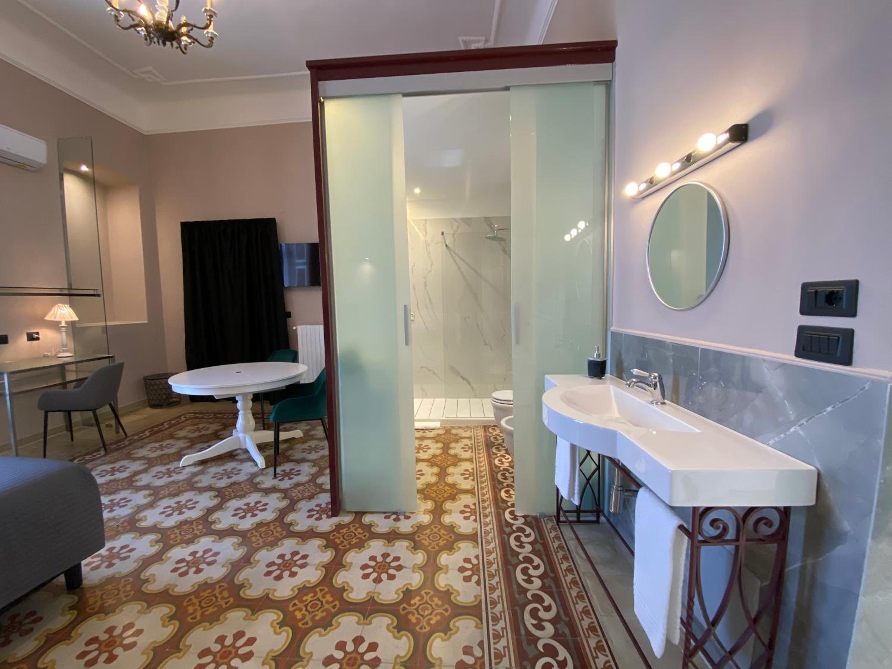 Deluxe Double or Twin Room - Photo 5
