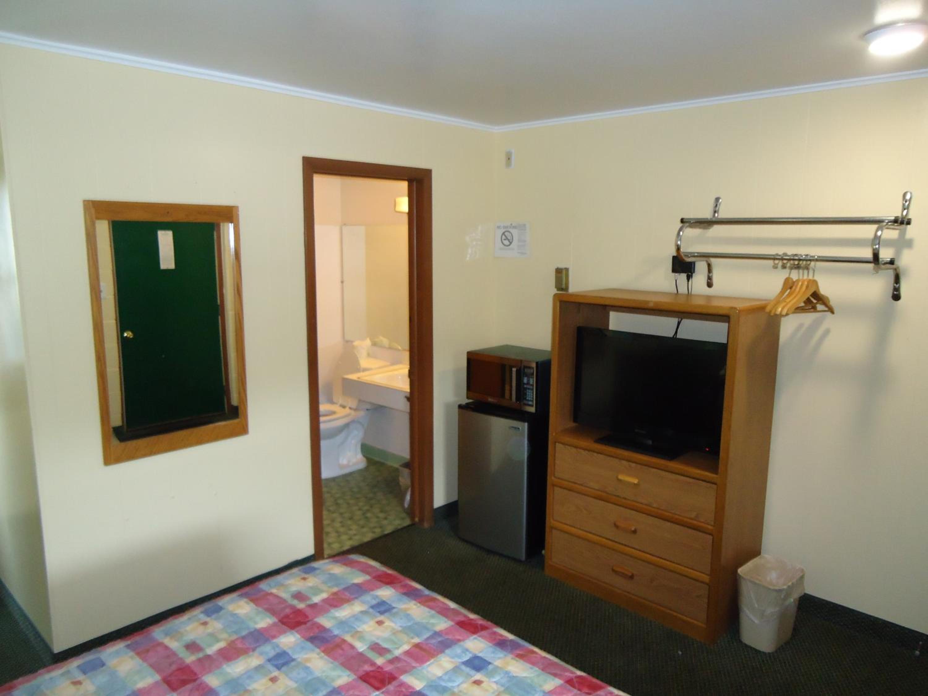 Queen and Twin Bed Room - Photo 3