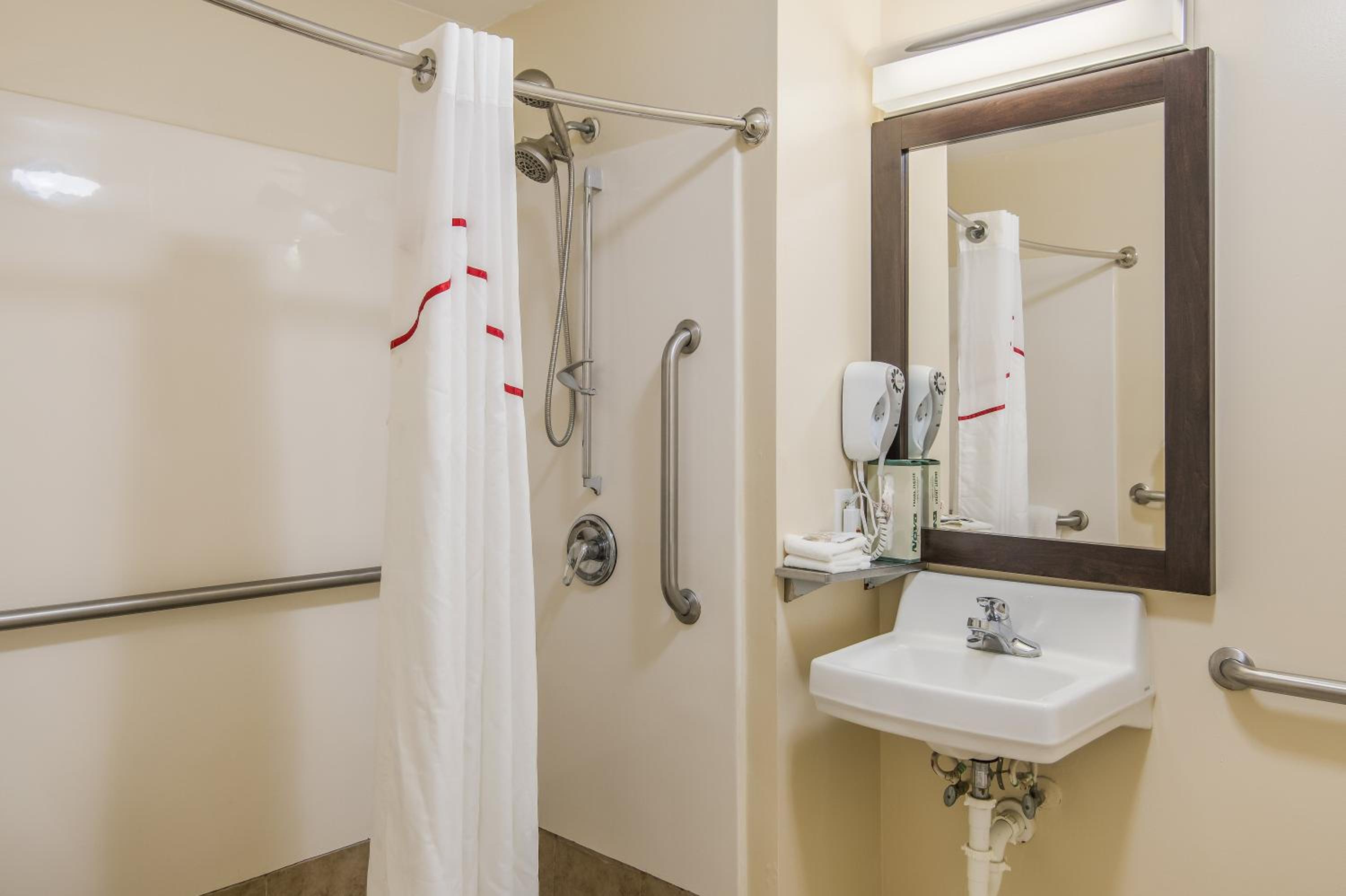 Deluxe King Room Disability Access Roll-In Shower Non-Smoking - Photo 2