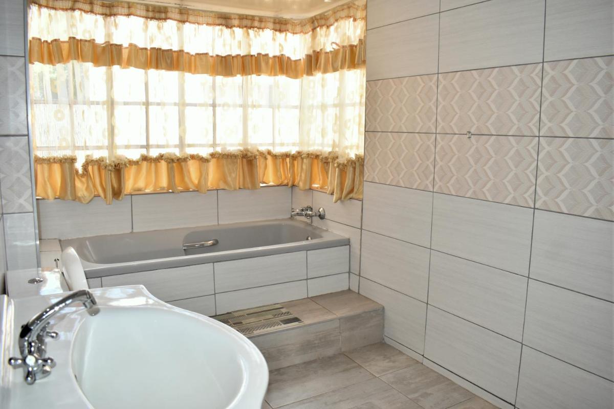 Double Room with Private Bathroom photo 2