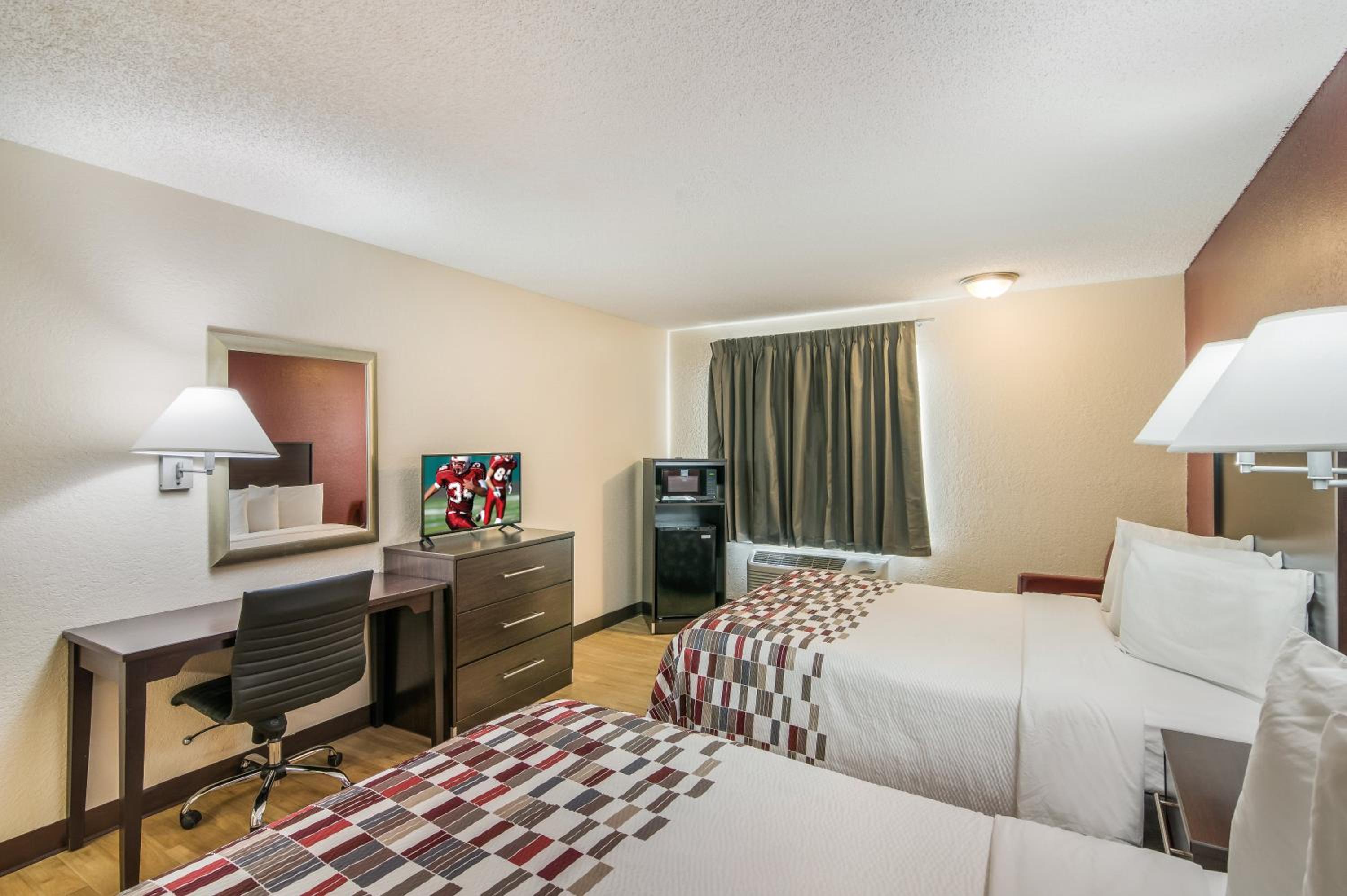 Deluxe Queen Room with Two Queen Beds Non-Smoking - Photo 2