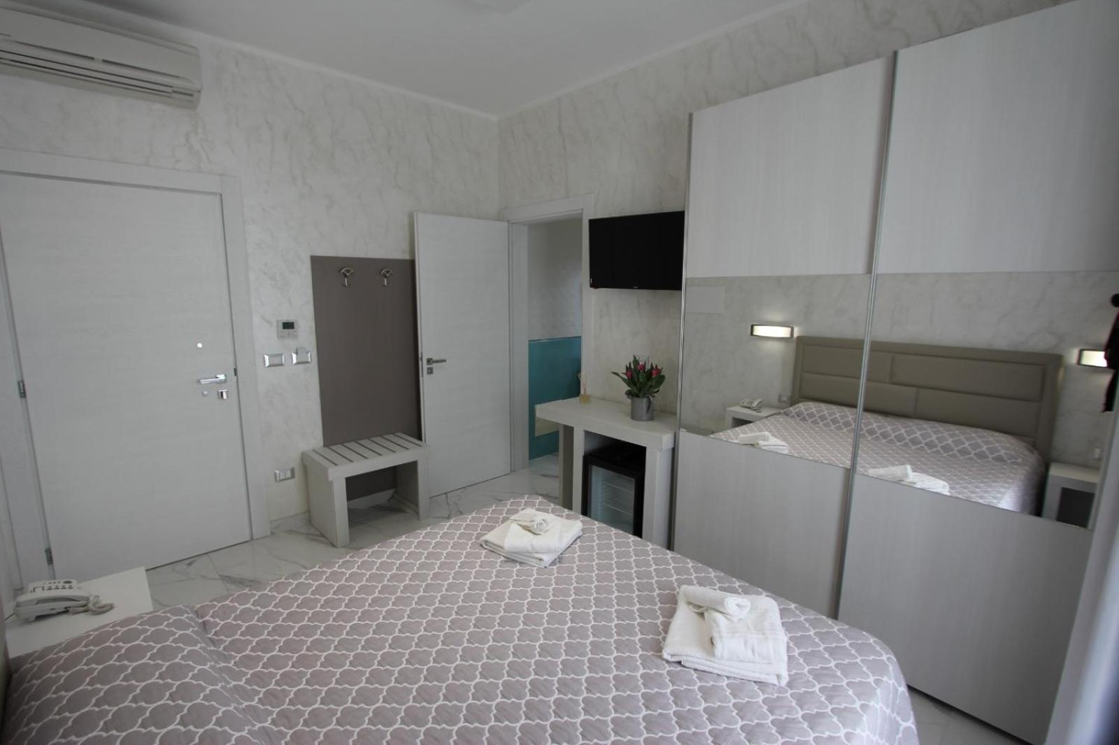 Standard Double Room - Photo 3
