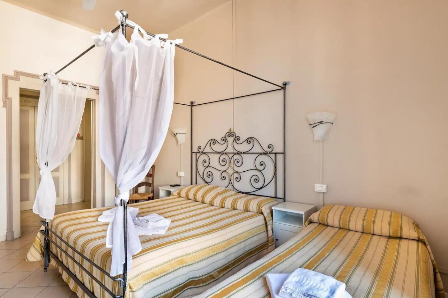 Quadruple Room with Shared Bathroom photo 2