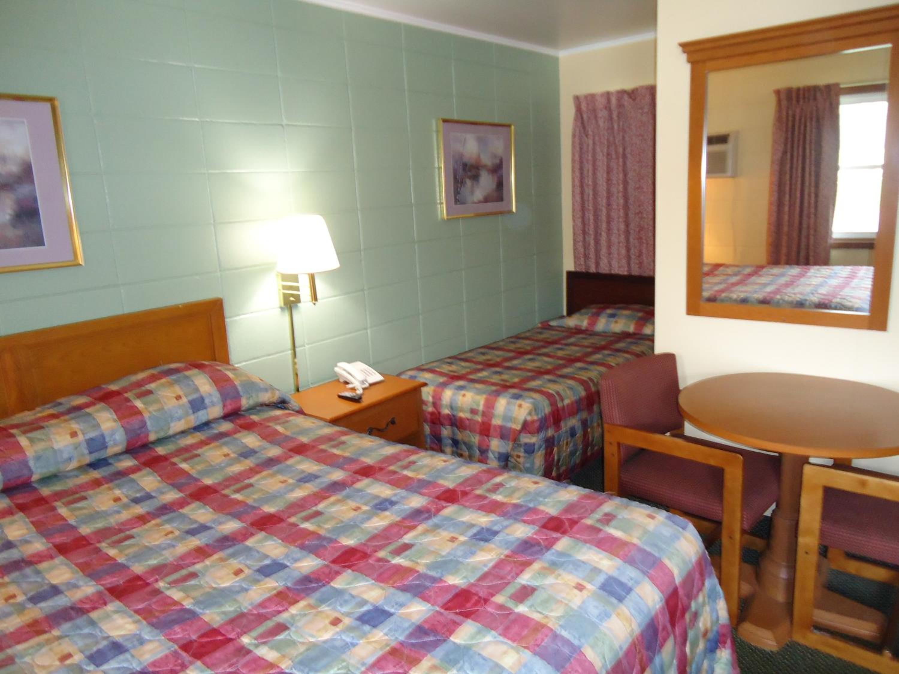 Queen and Twin Bed Room - Photo 1
